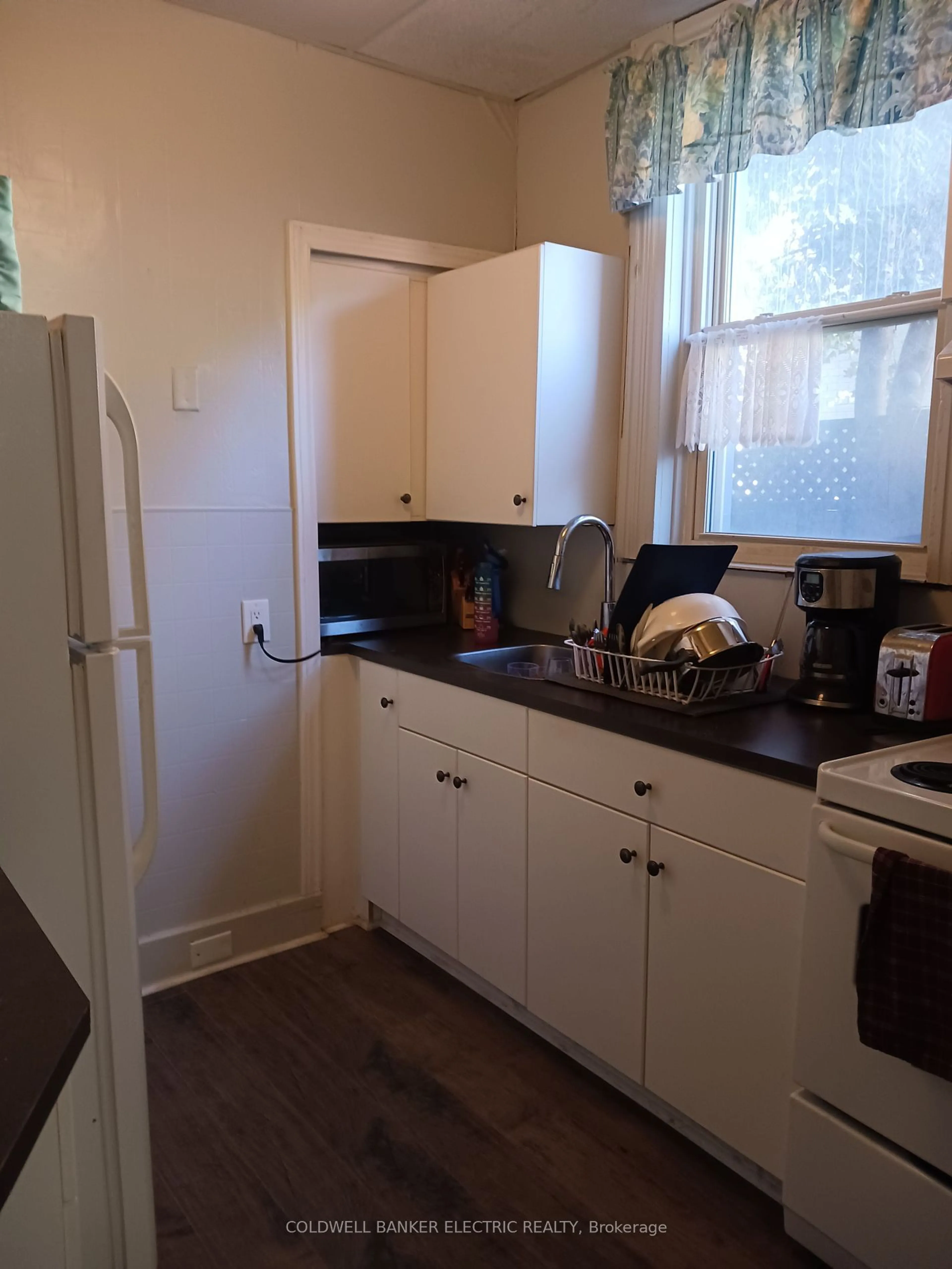 Standard kitchen for 255 Reid St, Peterborough Ontario K9J 3P9