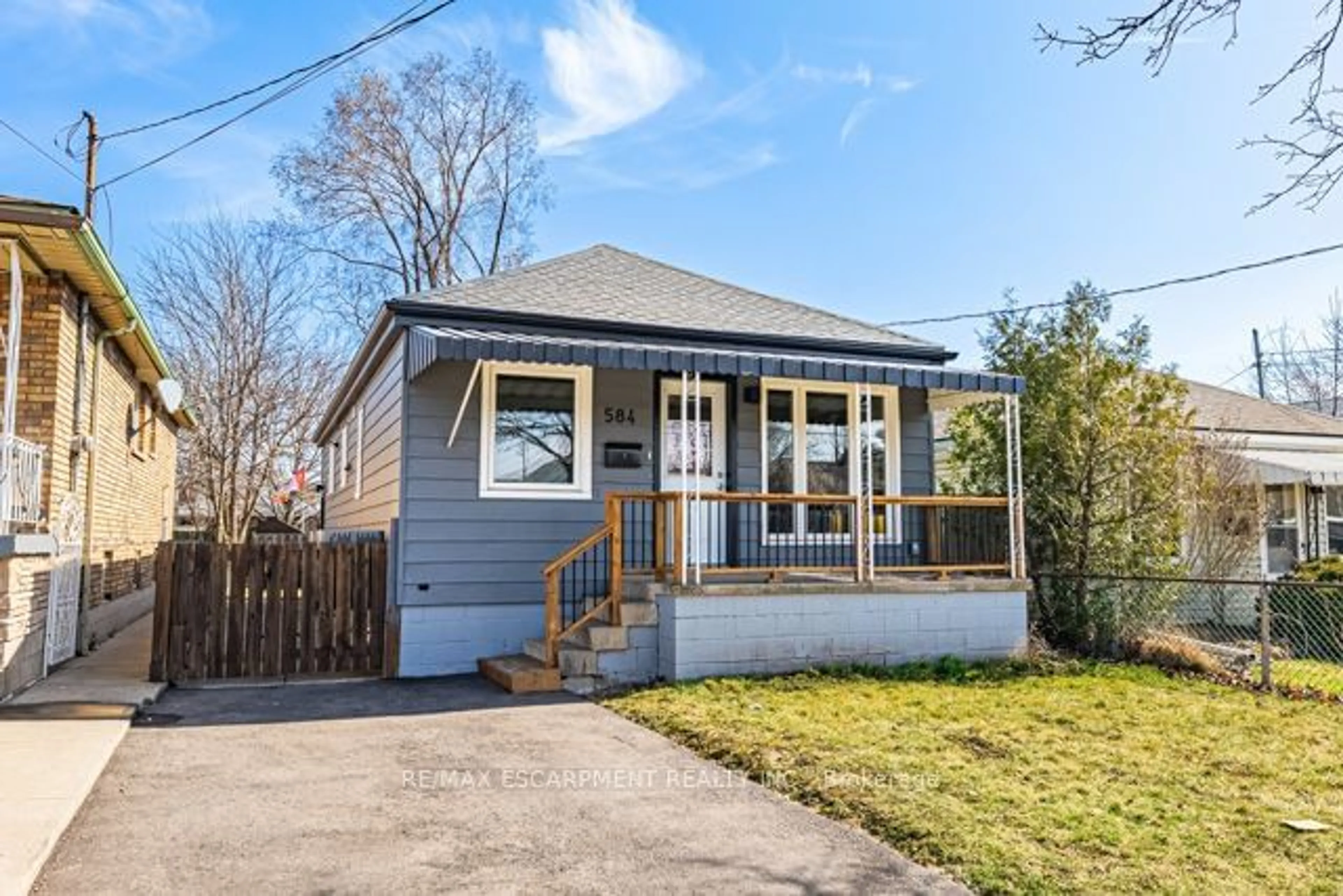 Frontside or backside of a home for 584 Corbett St, Hamilton Ontario L8H 6V1