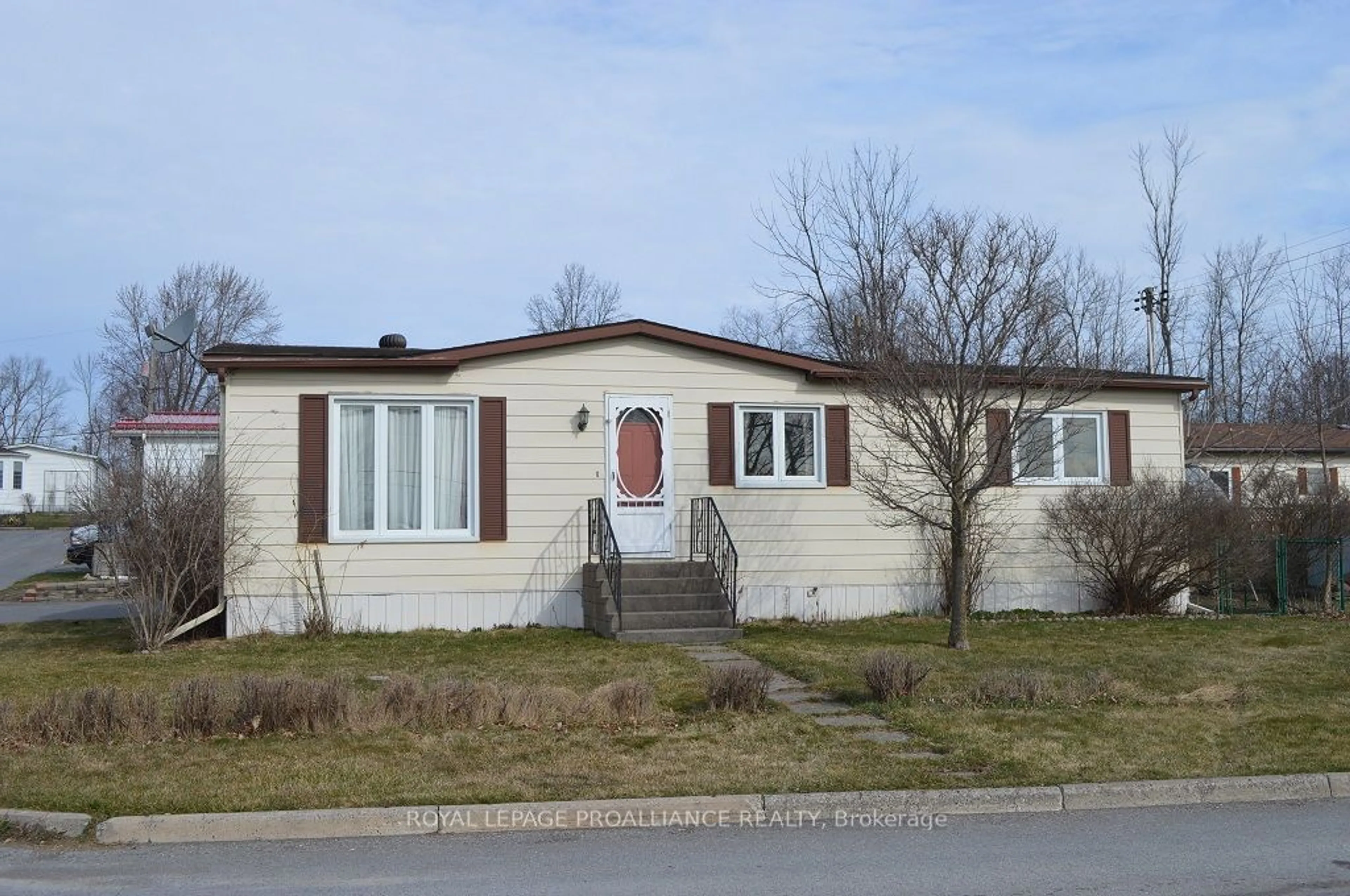 Frontside or backside of a home for 4 Annette Blvd, Quinte West Ontario K8N 4Z3