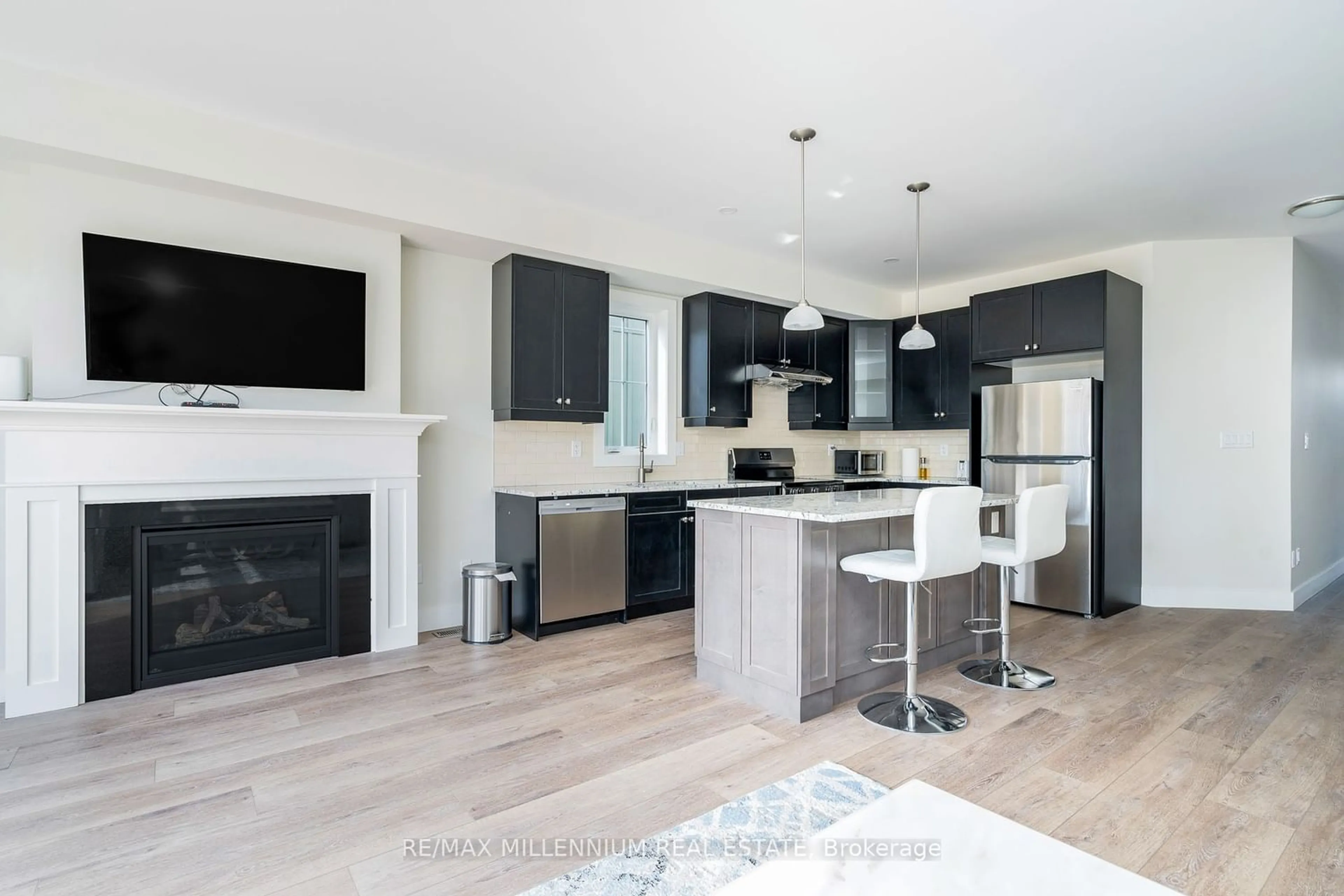 Contemporary kitchen for 121 Courtland St, Blue Mountains Ontario L9Y 0R4