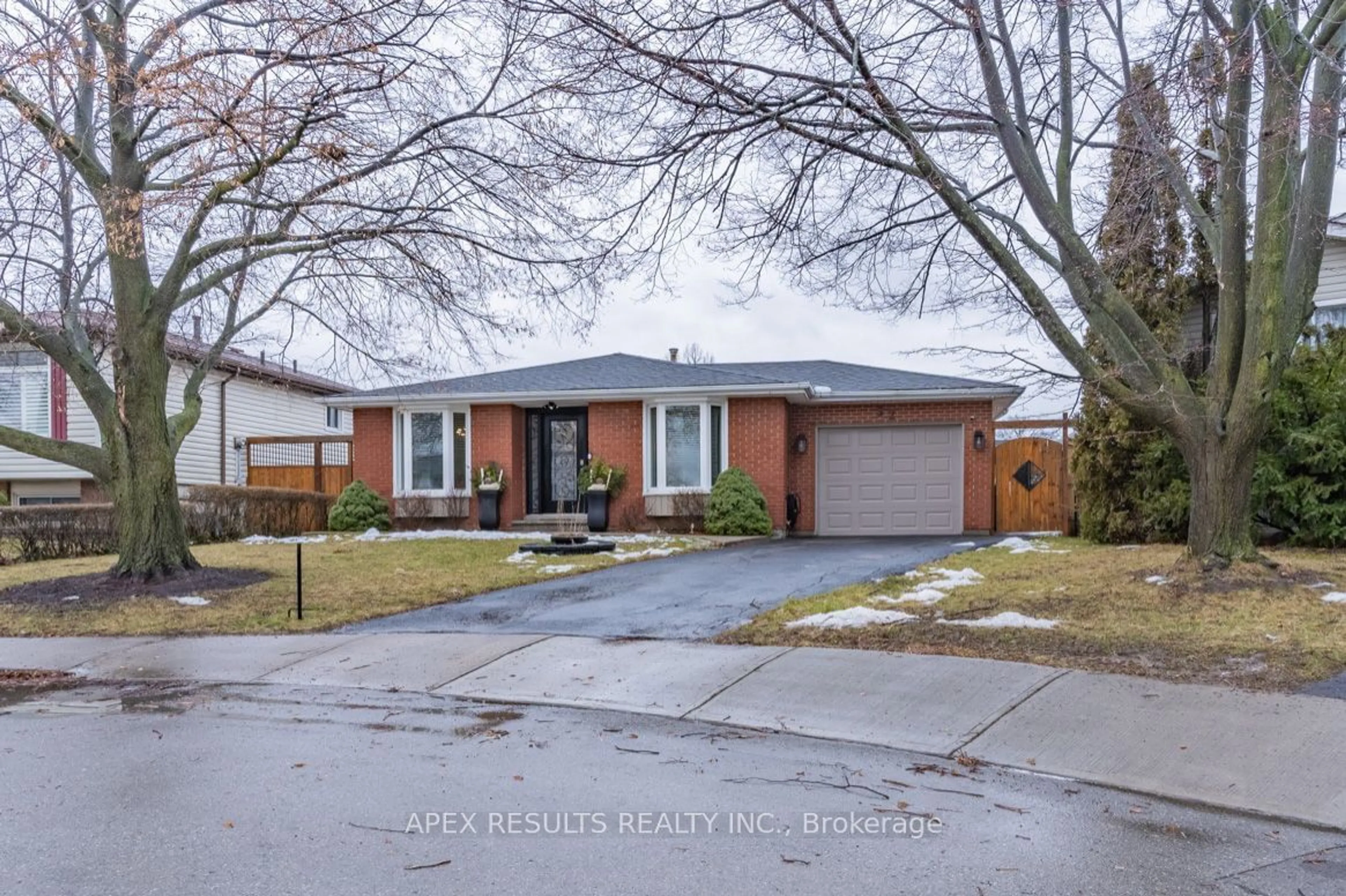Home with brick exterior material for 52 Boston Cres, Hamilton Ontario L8T 4N2