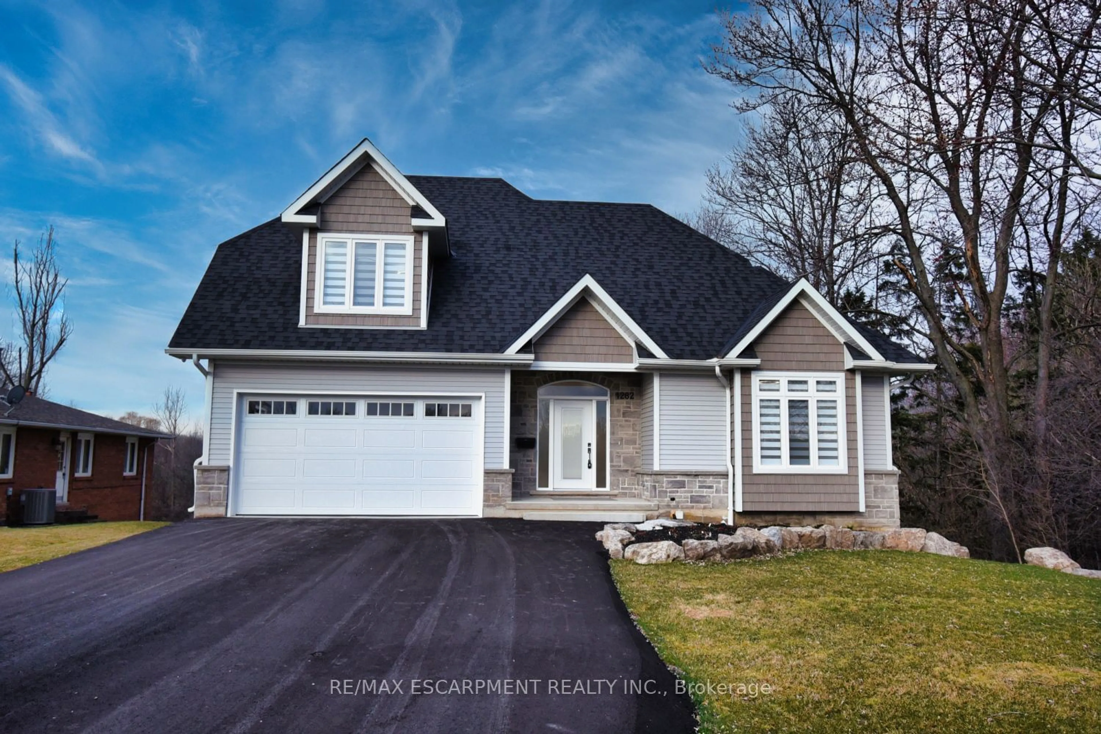 Home with vinyl exterior material for 1282 Scenic Dr, Hamilton Ontario L9K 1J6