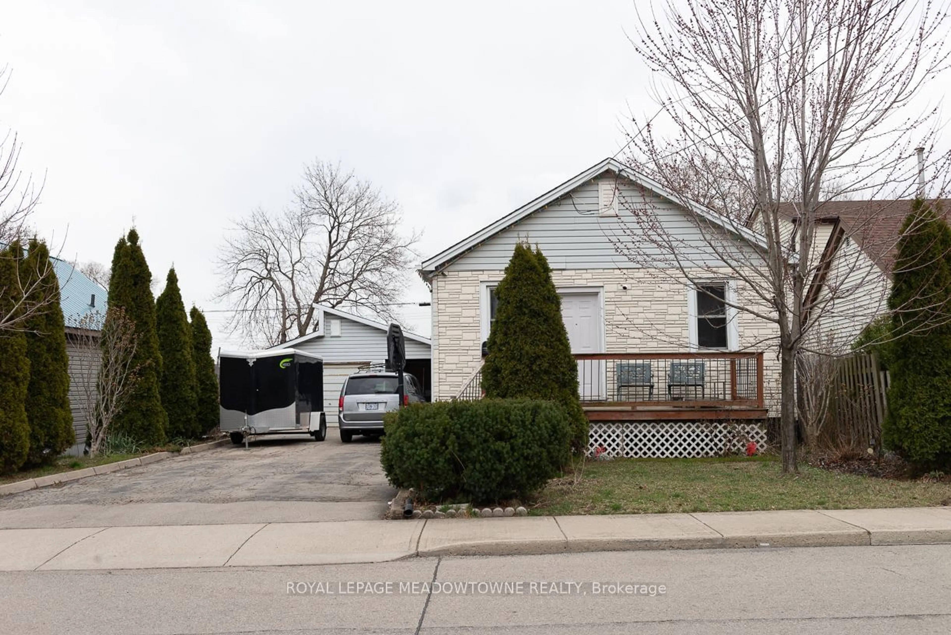 Frontside or backside of a home for 670 Knox Ave, Hamilton Ontario L8H 6K5