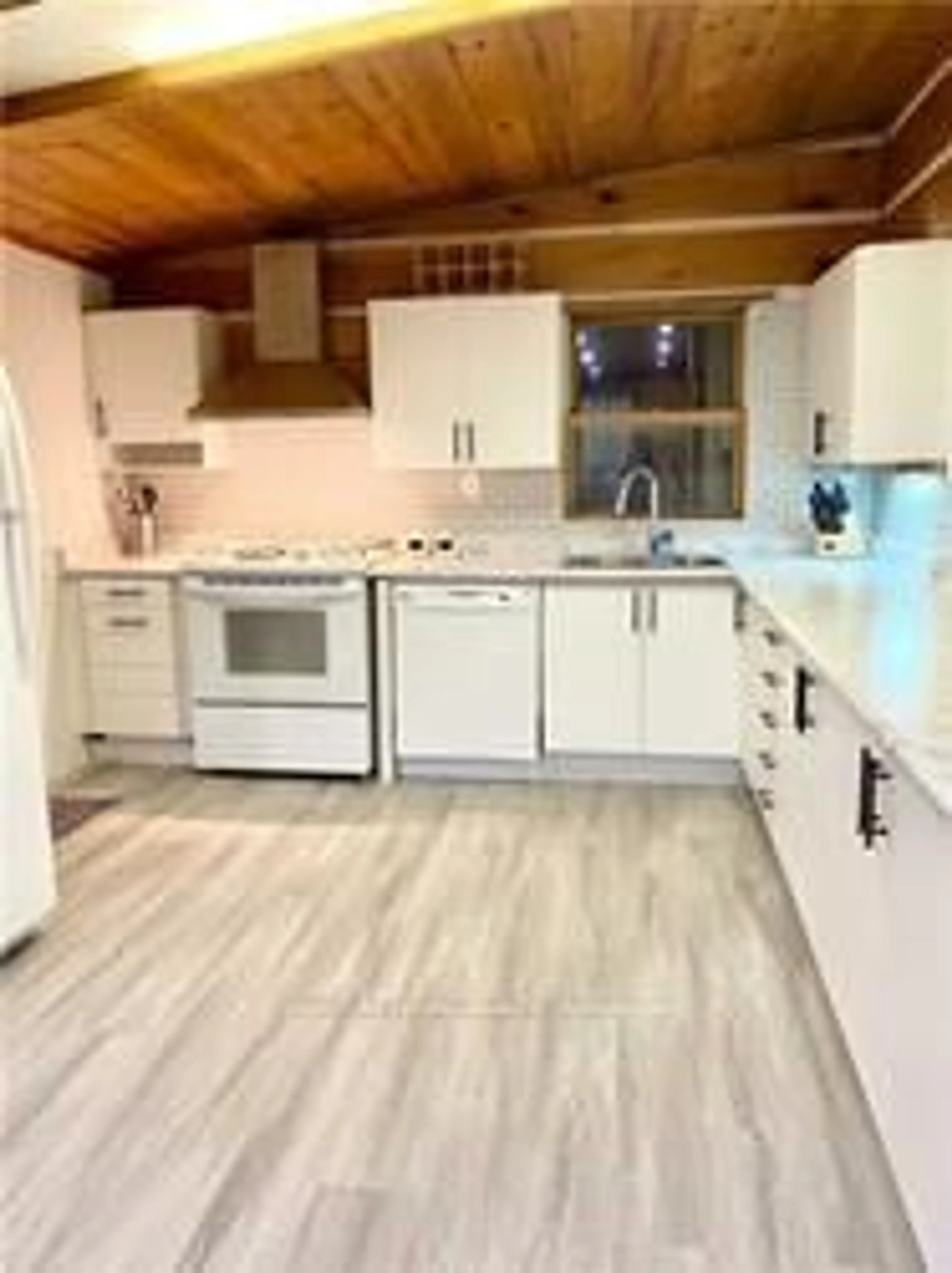 Kitchen for 108 Settlers Way, Blue Mountains Ontario L9Y 0N9