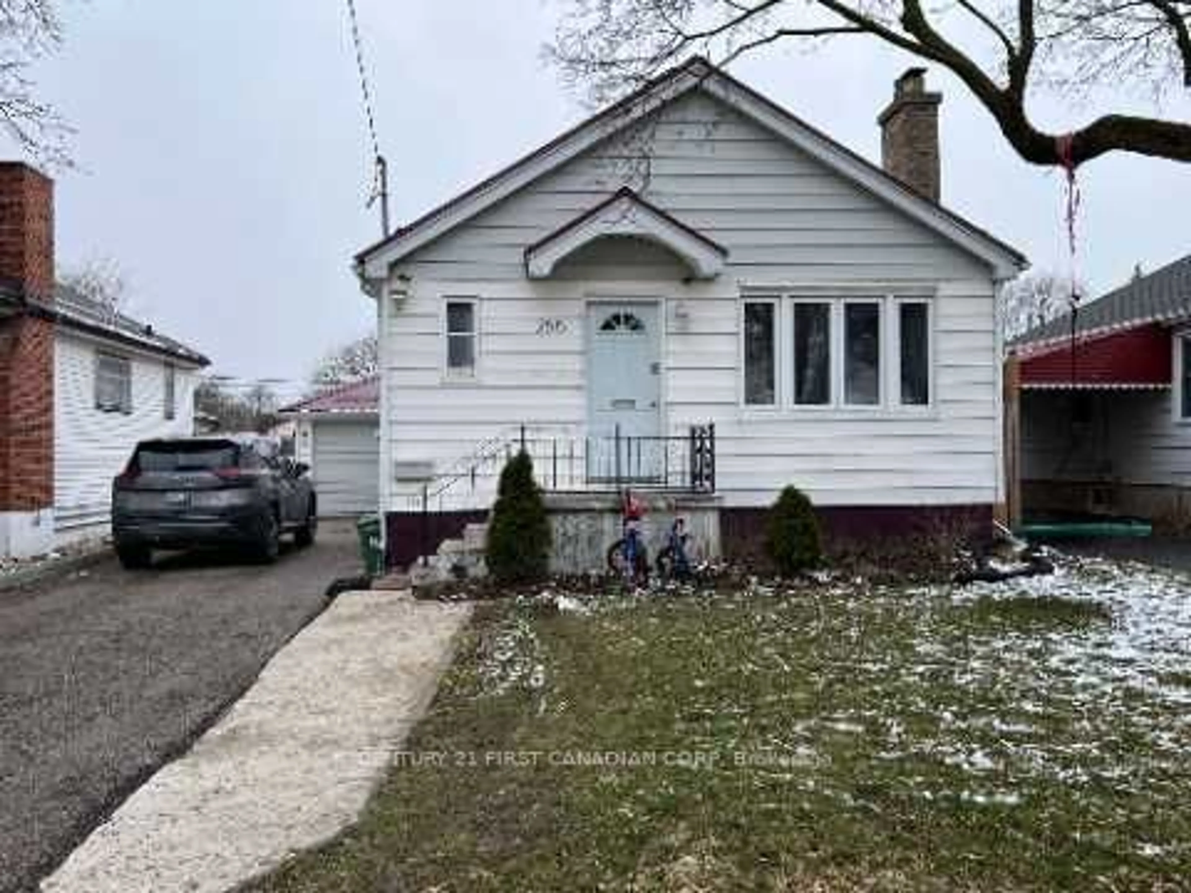 Frontside or backside of a home for 785 Fleet St, London Ontario N5Y 1R8