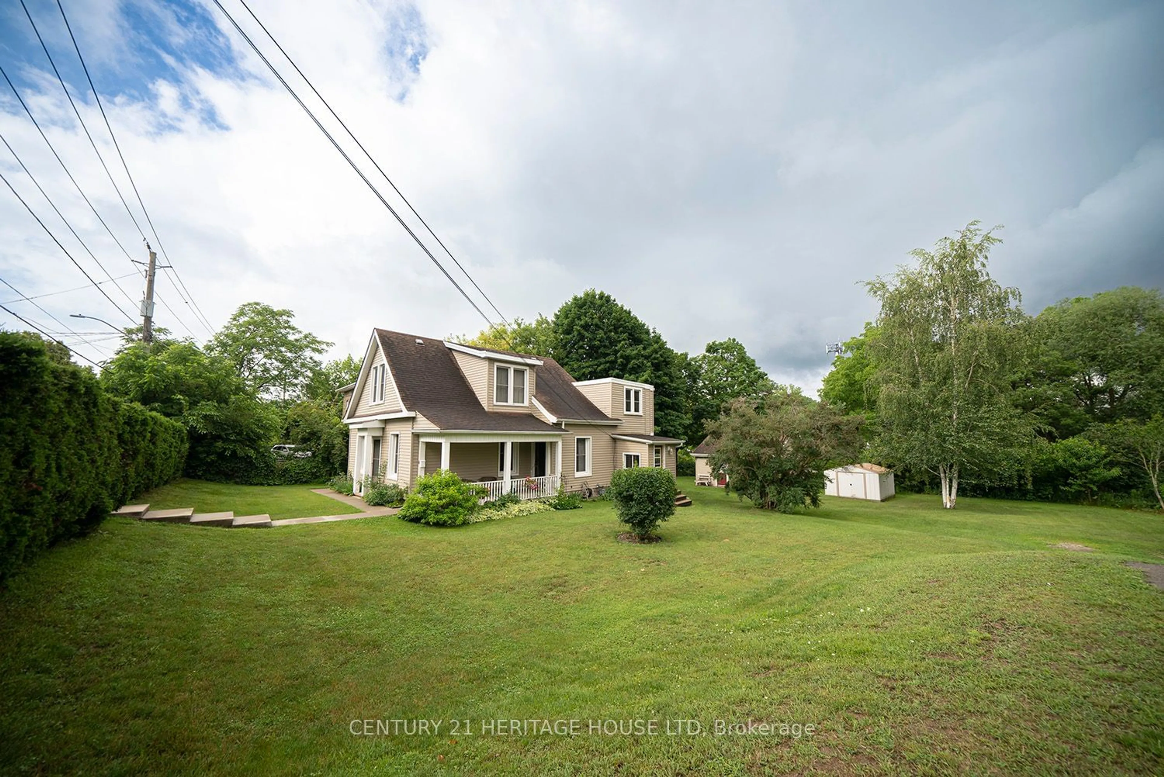 A pic from outside/outdoor area/front of a property/back of a property/a pic from drone, street for 6 Alfred St, Brantford Ontario N3S 7M4
