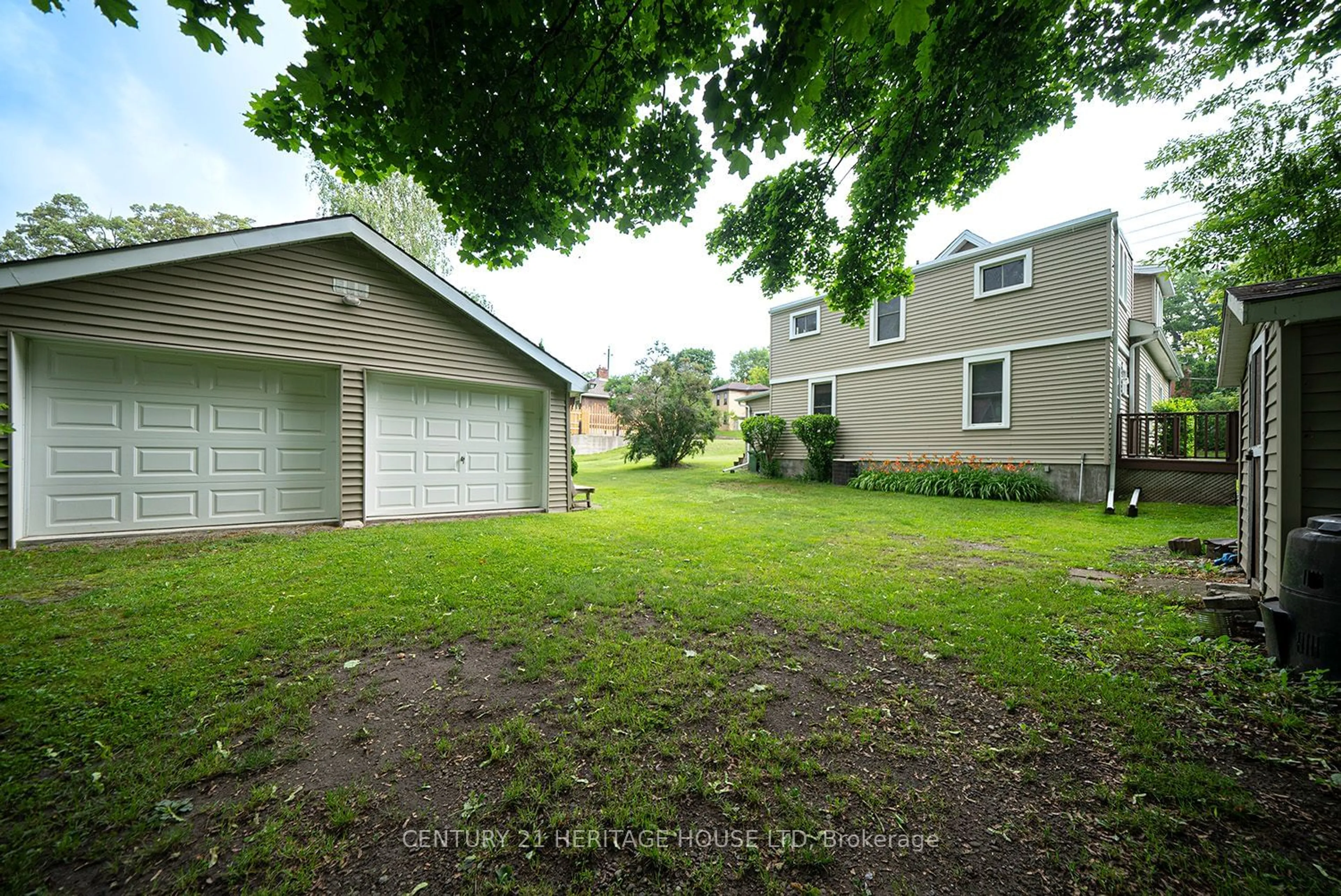 A pic from outside/outdoor area/front of a property/back of a property/a pic from drone, street for 6 Alfred St, Brantford Ontario N3S 7M4