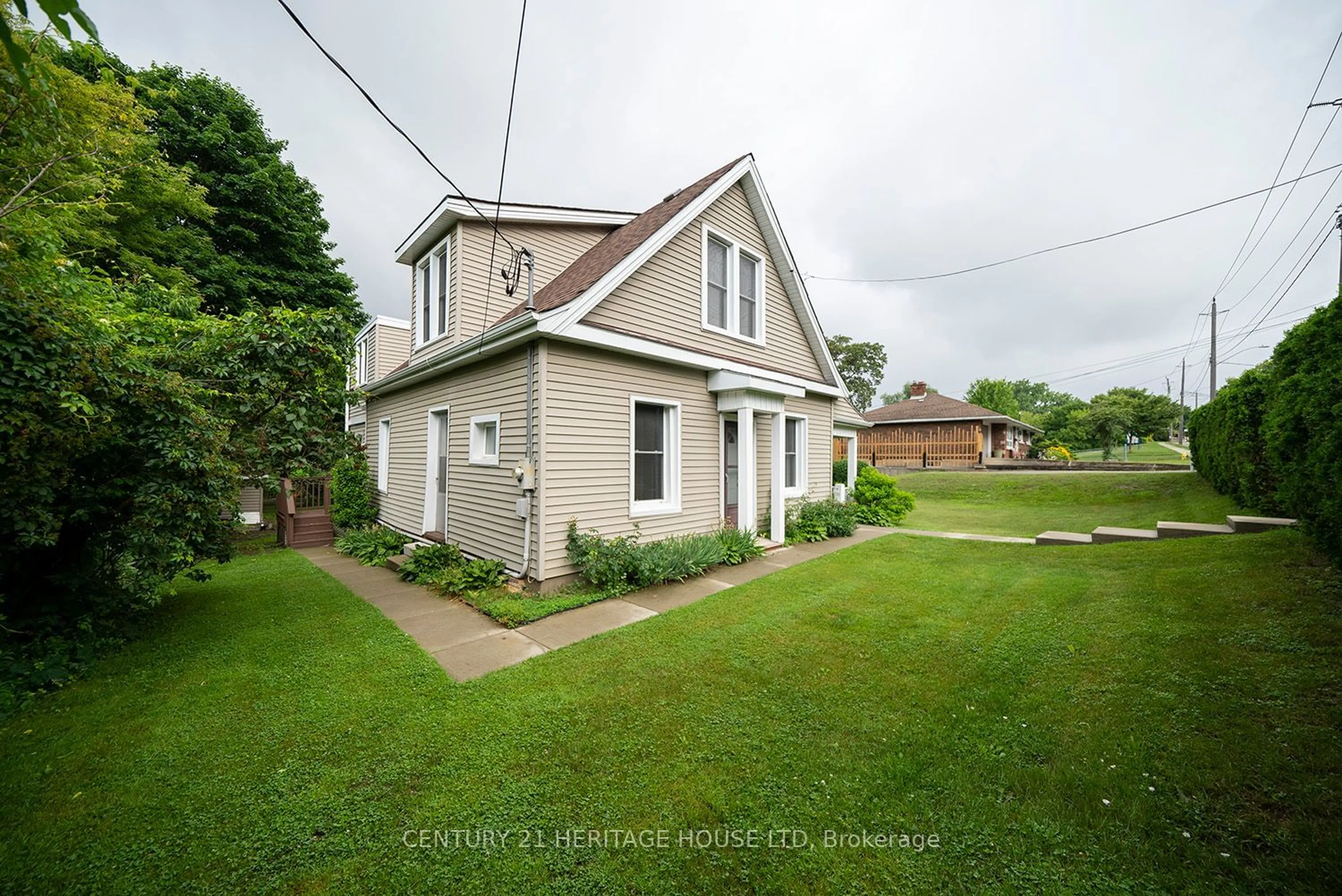 A pic from outside/outdoor area/front of a property/back of a property/a pic from drone, unknown for 6 Alfred St, Brantford Ontario N3S 7M4