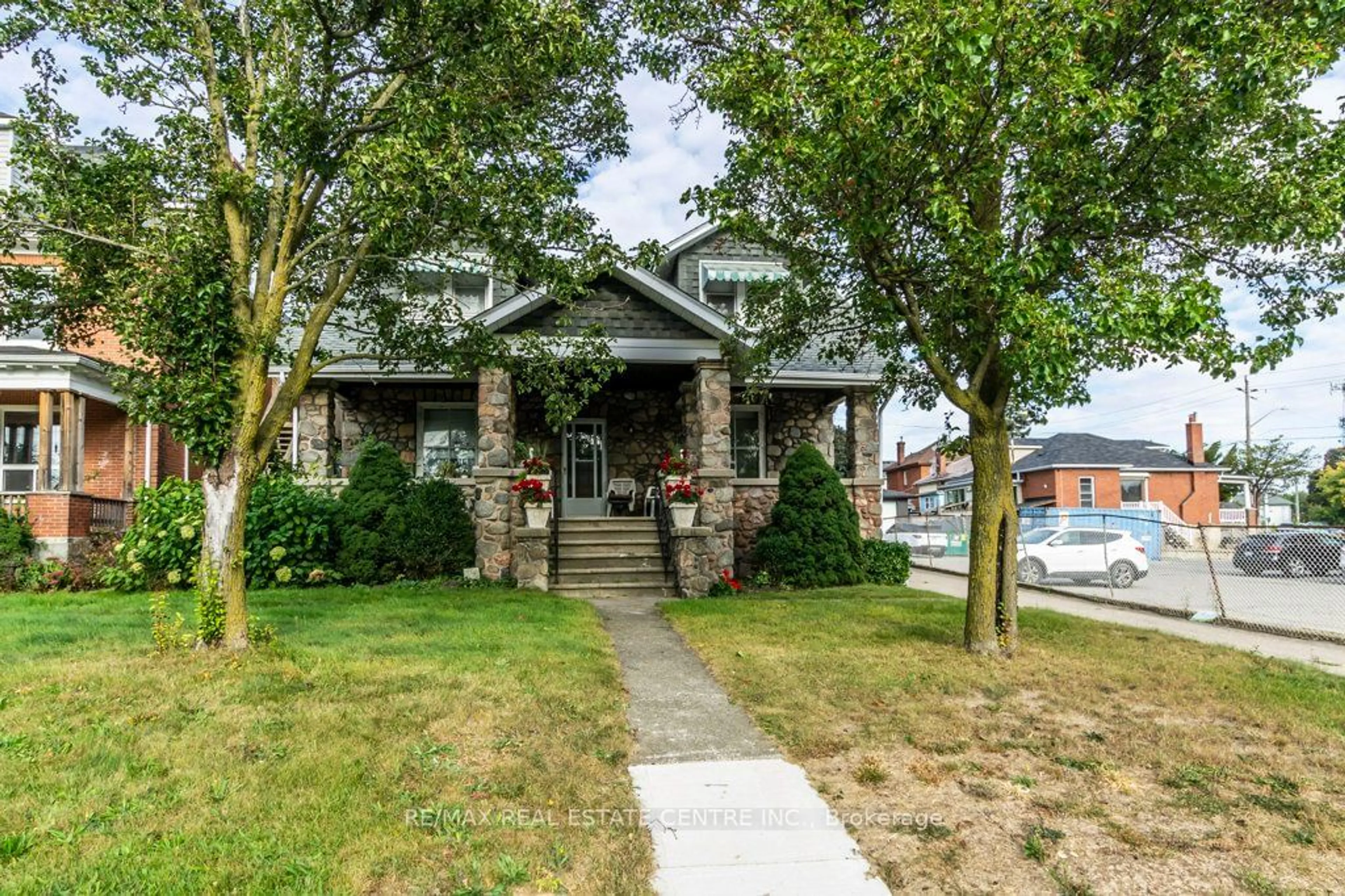 Frontside or backside of a home for 156 Beverly St, Cambridge Ontario N1R 3Z7