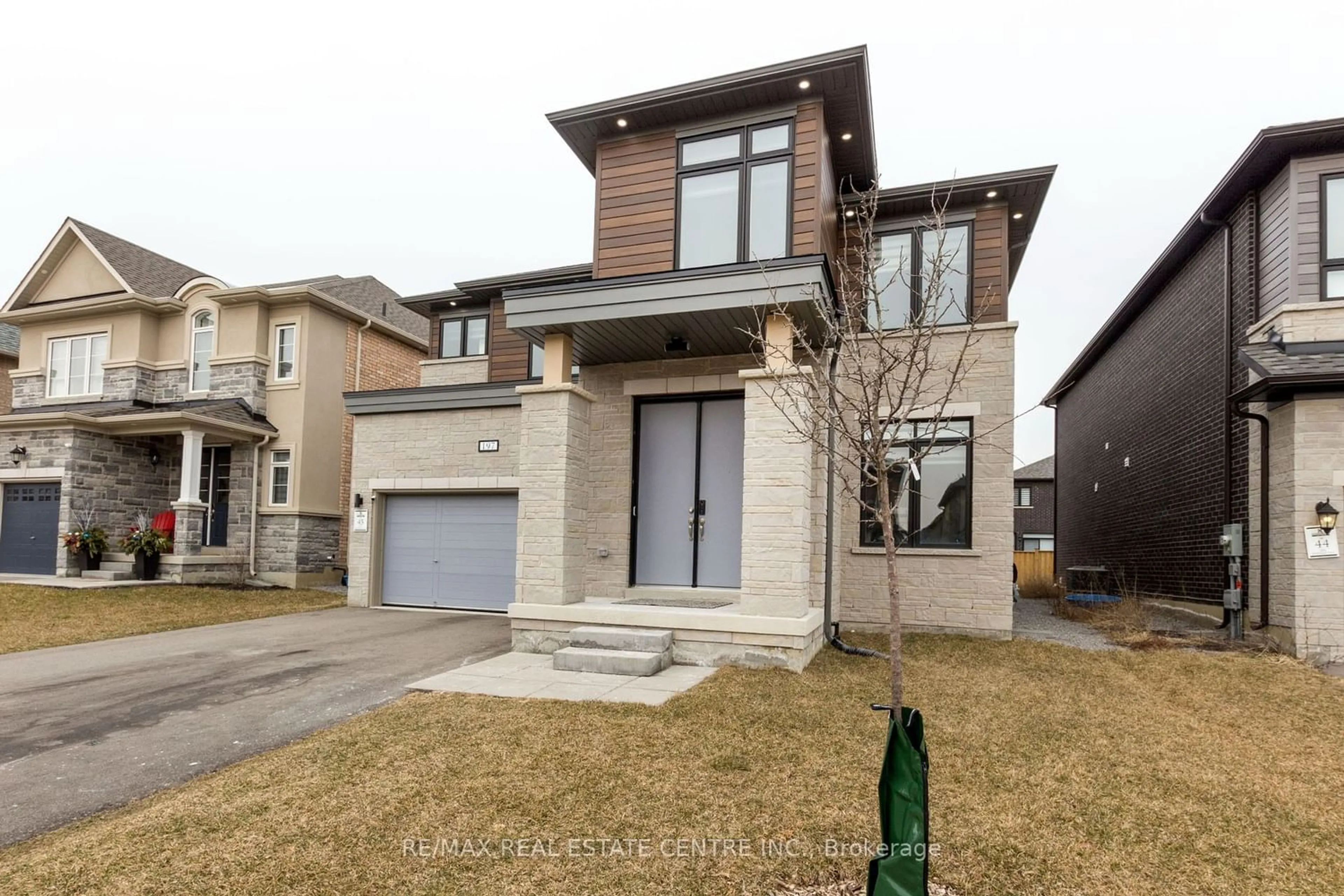 Frontside or backside of a home for 197 Whittington Dr, Hamilton Ontario L9K 0H4