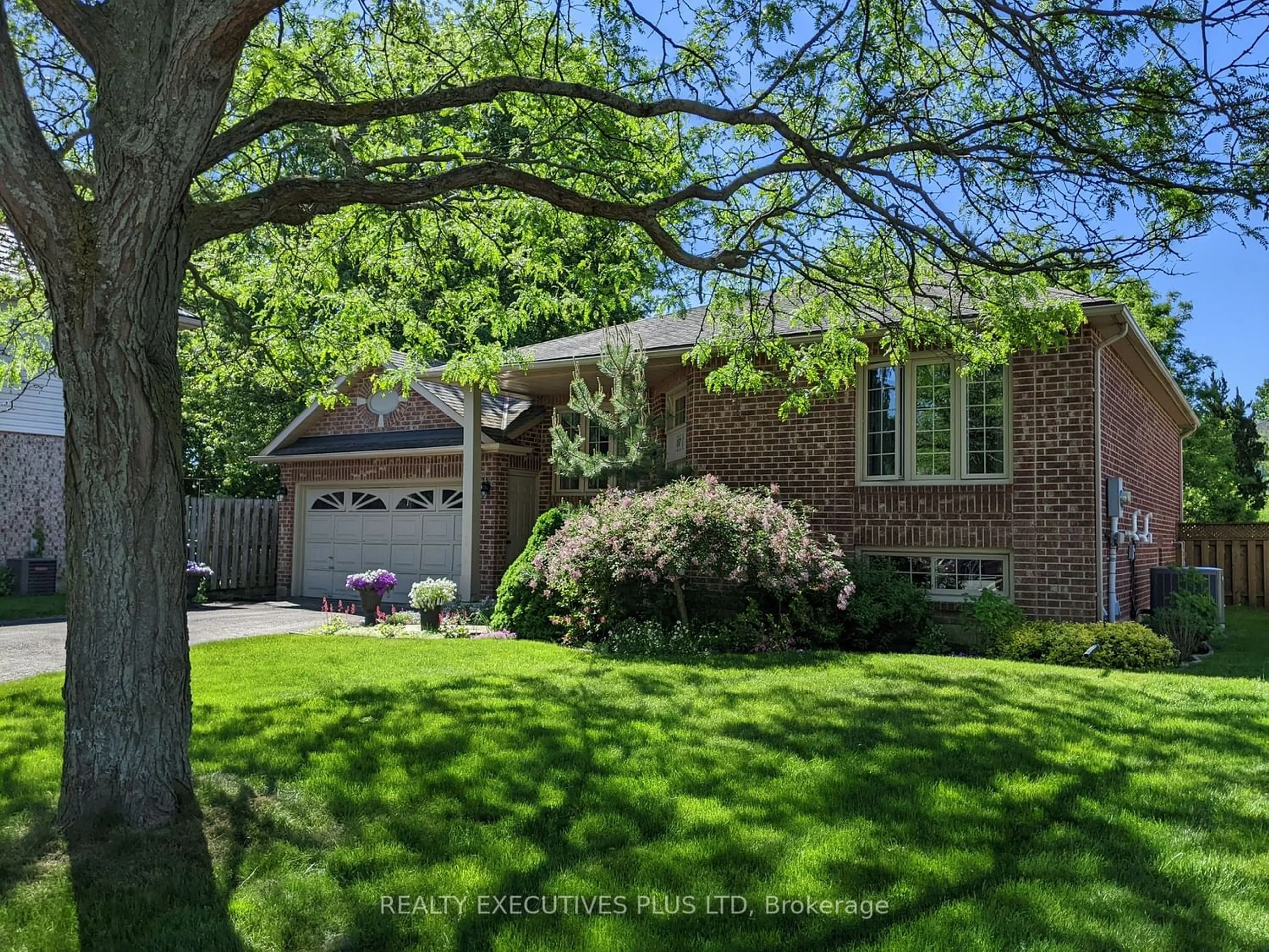 Frontside or backside of a home for 107 Madison Crt, Welland Ontario L3C 7G1