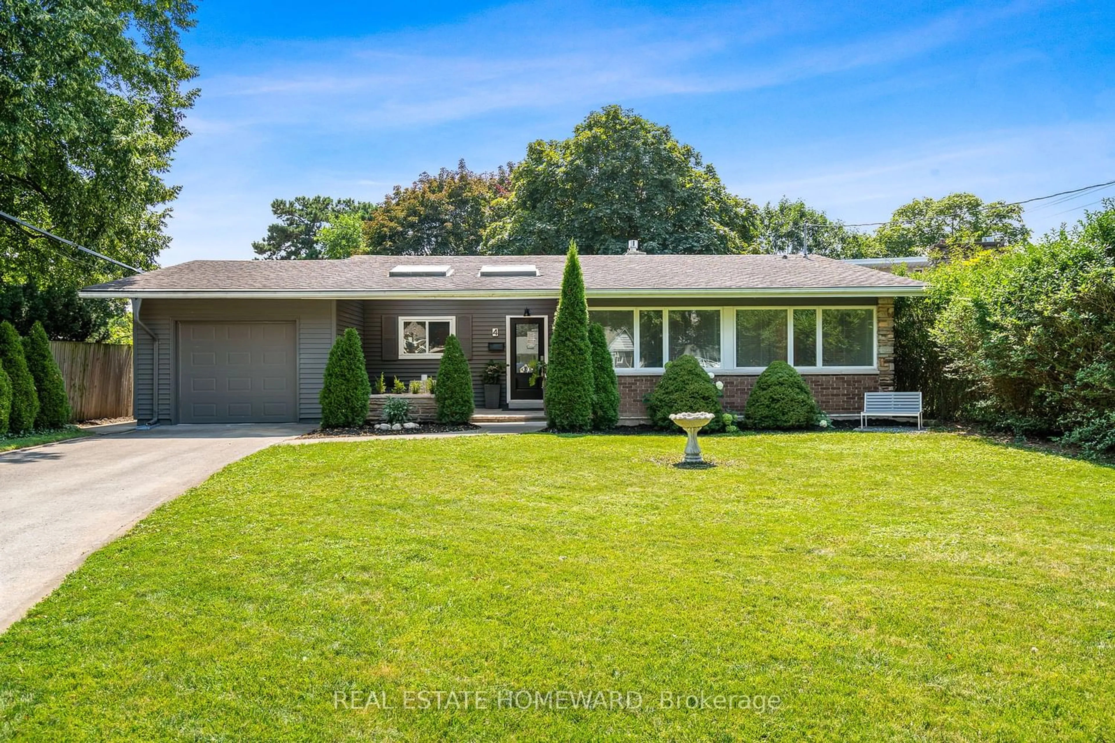 Frontside or backside of a home for 4 Nancy Dr, St. Catharines Ontario L2M 1Y5