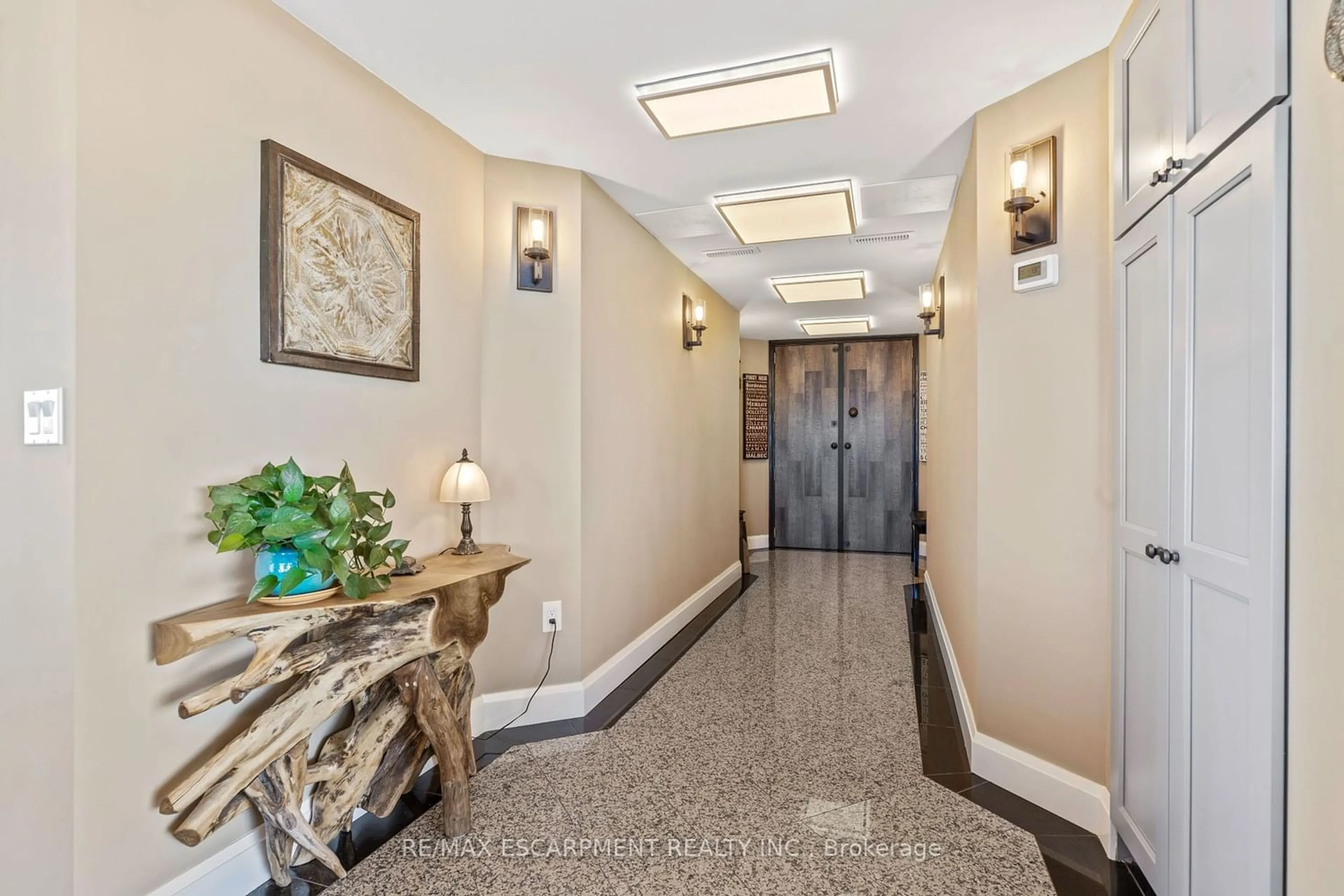 Indoor foyer for 81 Scott St #1109, St. Catharines Ontario L2N 7L5