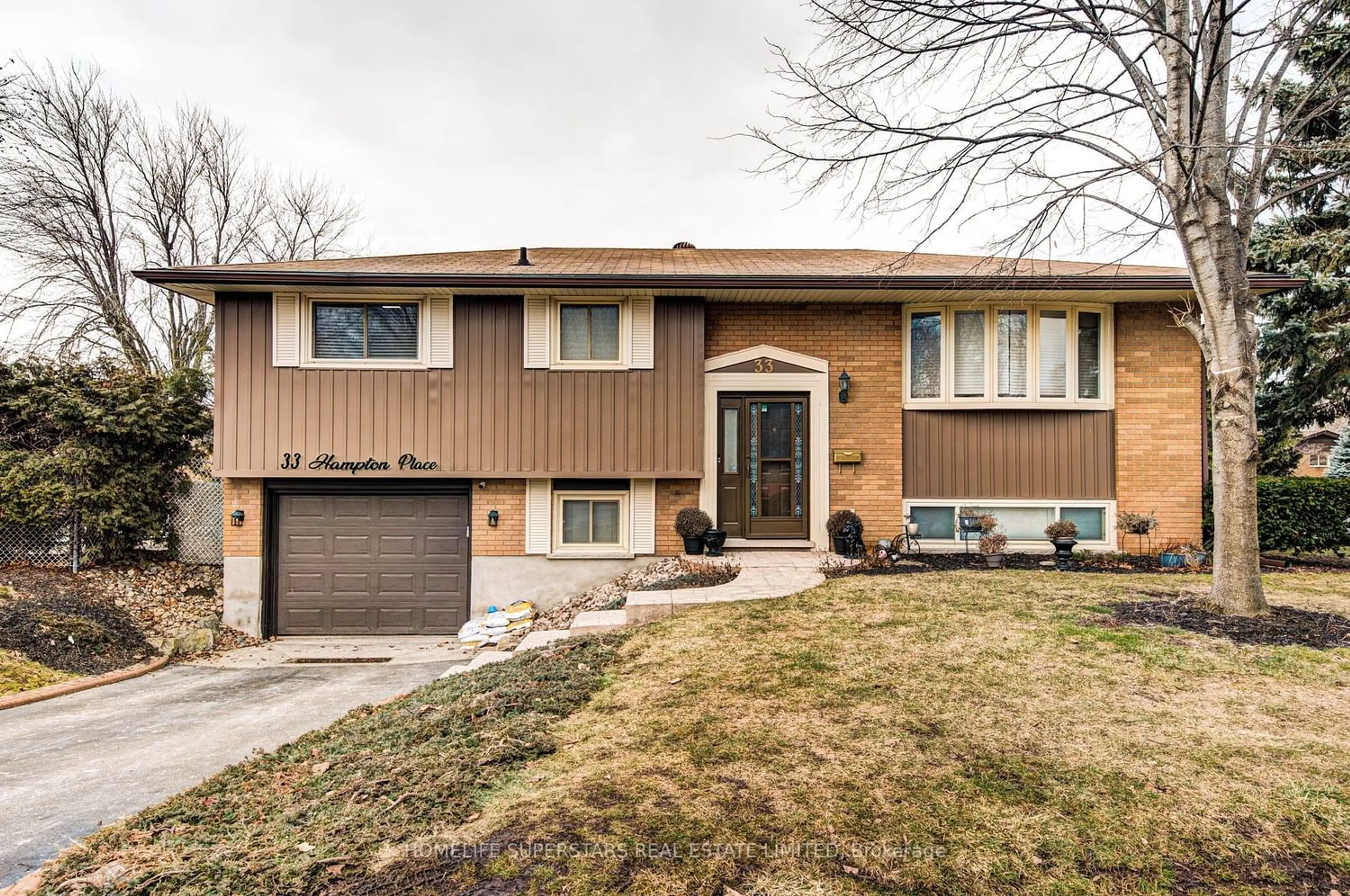 Home with brick exterior material for 33 Hampton Pl, Kitchener Ontario N2B 2S4
