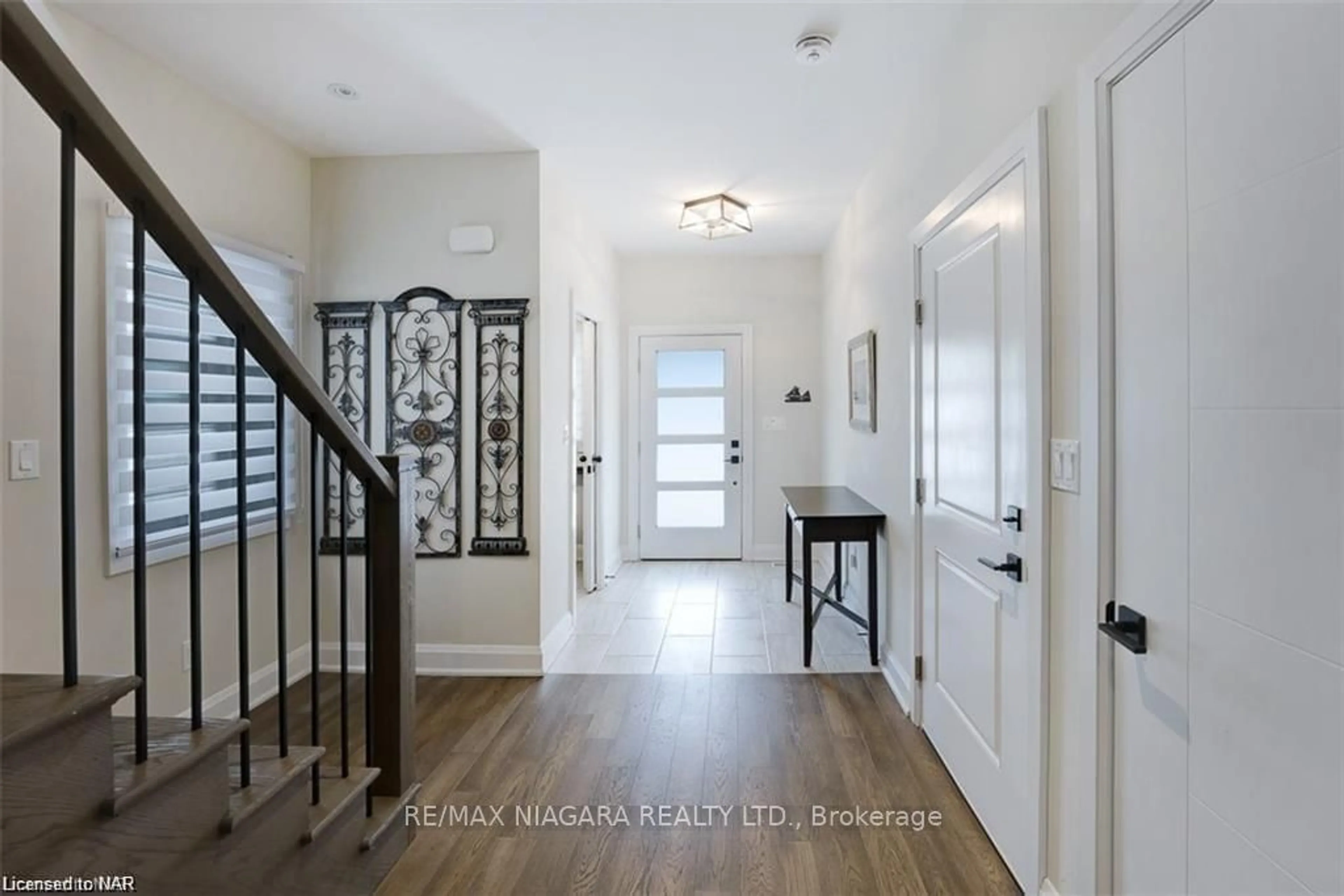 Indoor entryway for 77 B Broadway Ave, St. Catharines Ontario L2M 7Y3