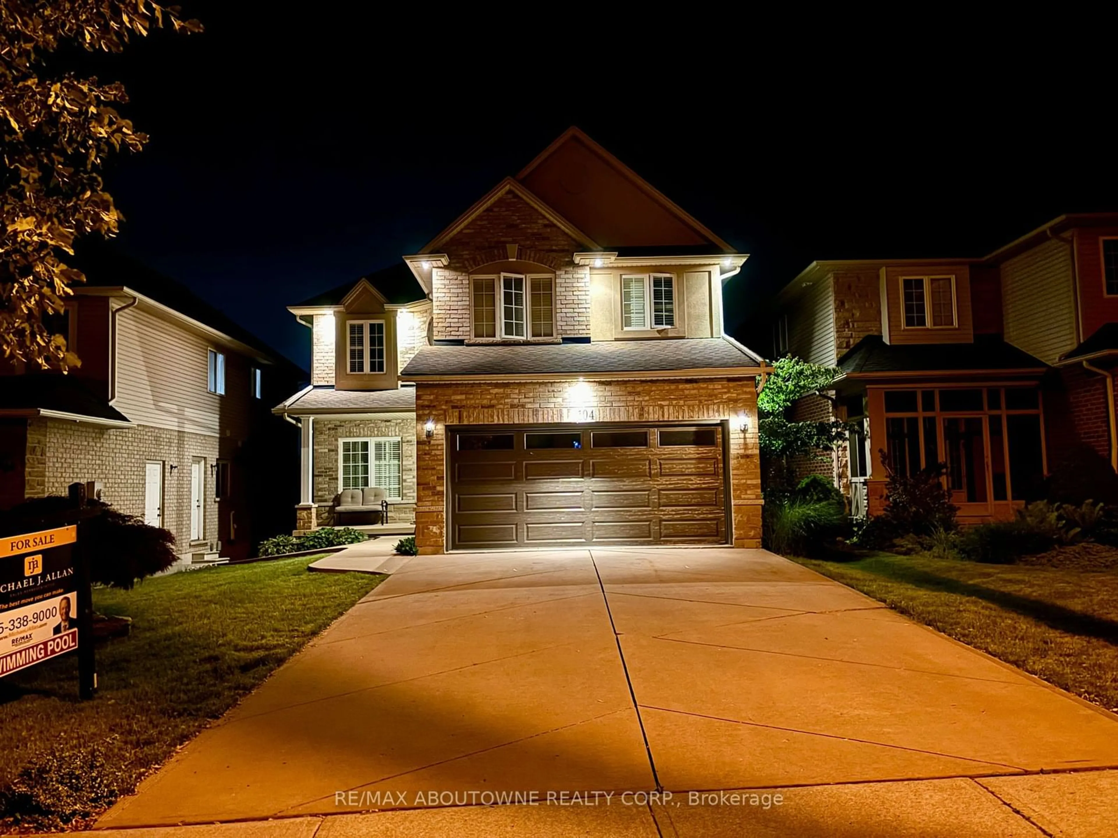 Frontside or backside of a home for 104 Garth Trails Cres, Hamilton Ontario L9B 2X2