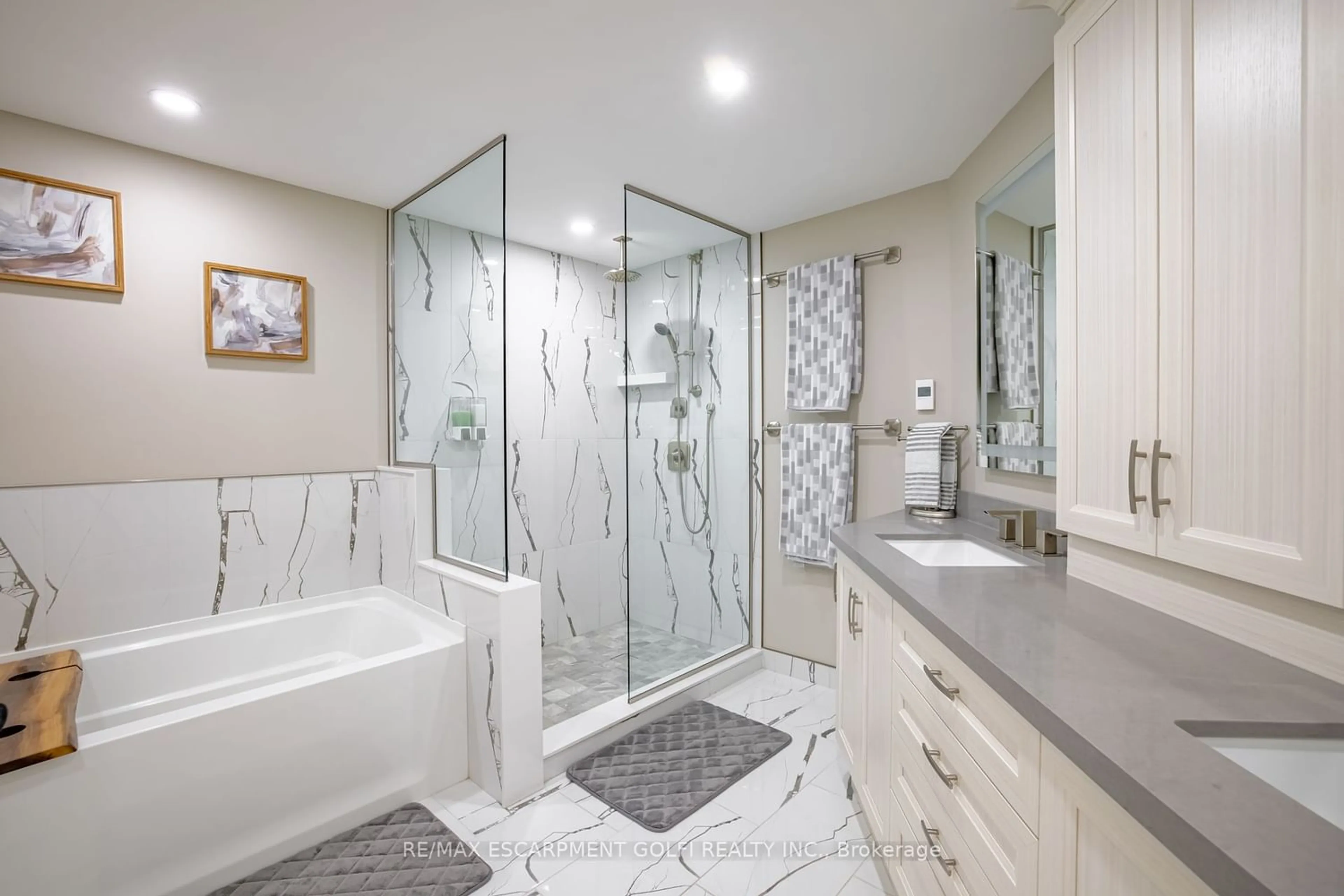 Contemporary bathroom for 701 Geneva St #2206, St. Catharines Ontario L2N 7H9