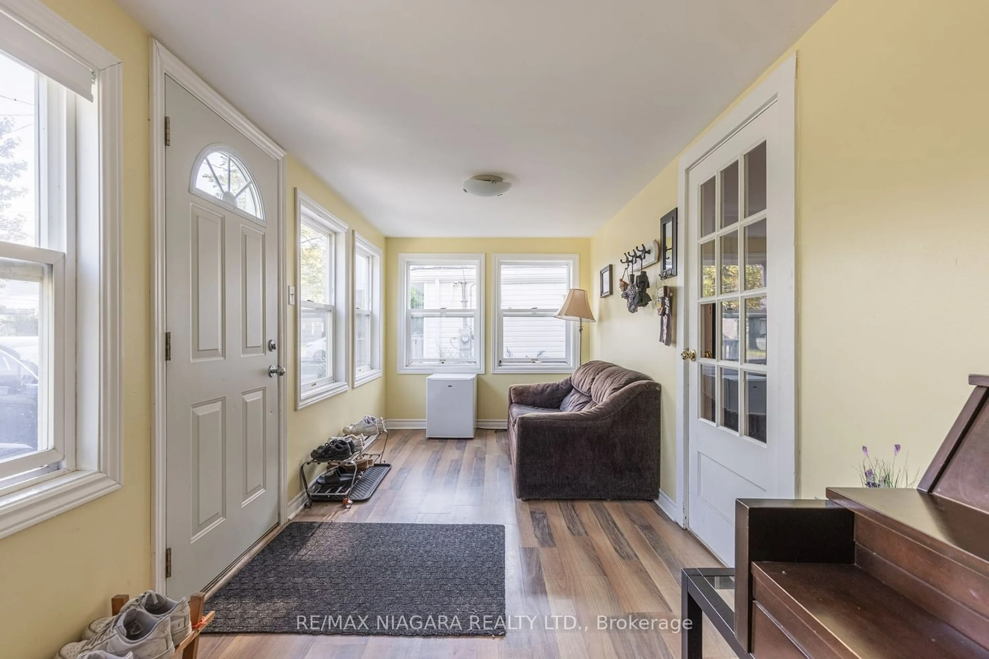 Indoor entryway for 49 Conway Pl, Fort Erie Ontario L0S 1B0
