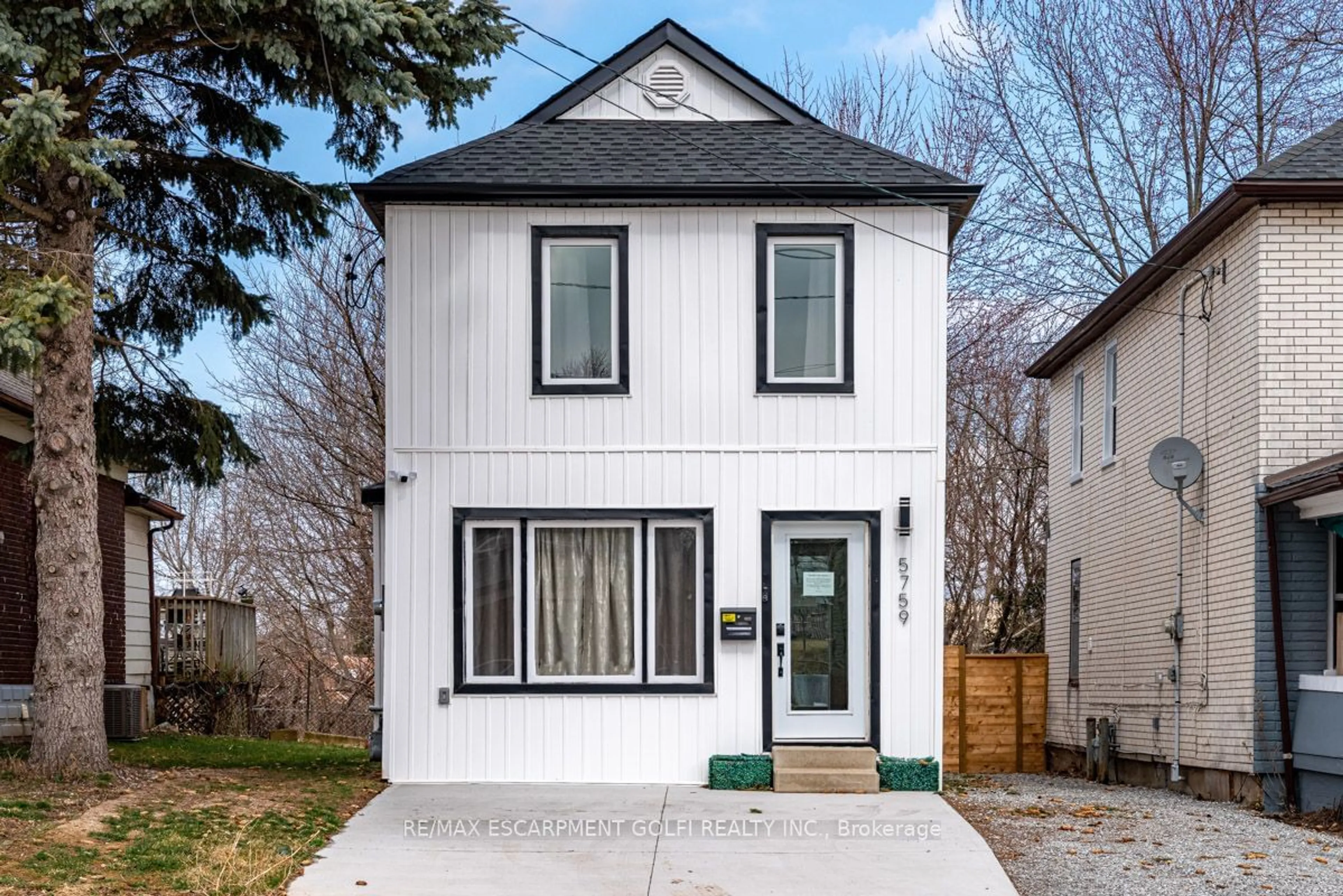 Frontside or backside of a home for 5759 Robinson St, Niagara Falls Ontario L2G 2B3