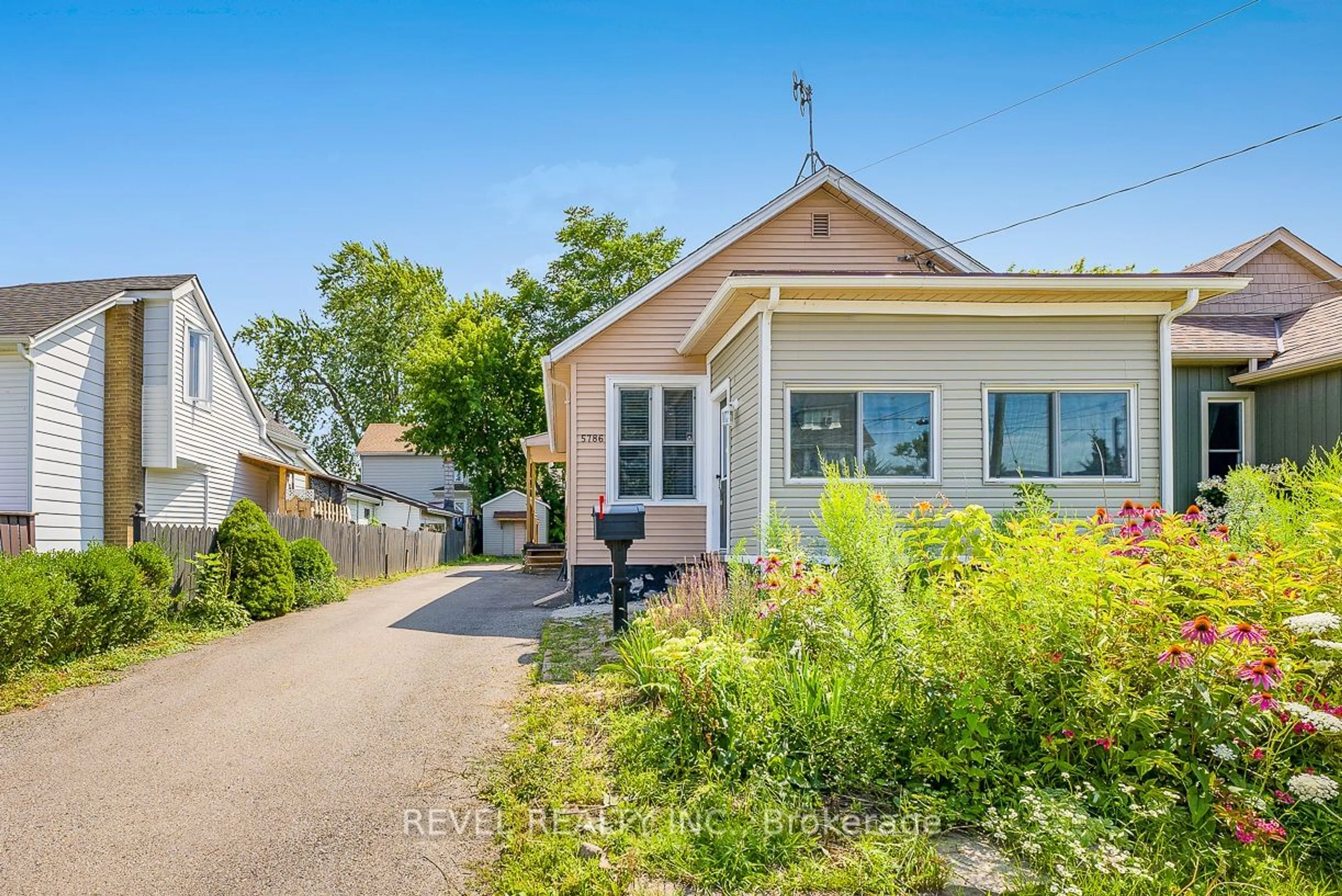 Cottage for 5786 Peer St, Niagara Falls Ontario L2G 1X2
