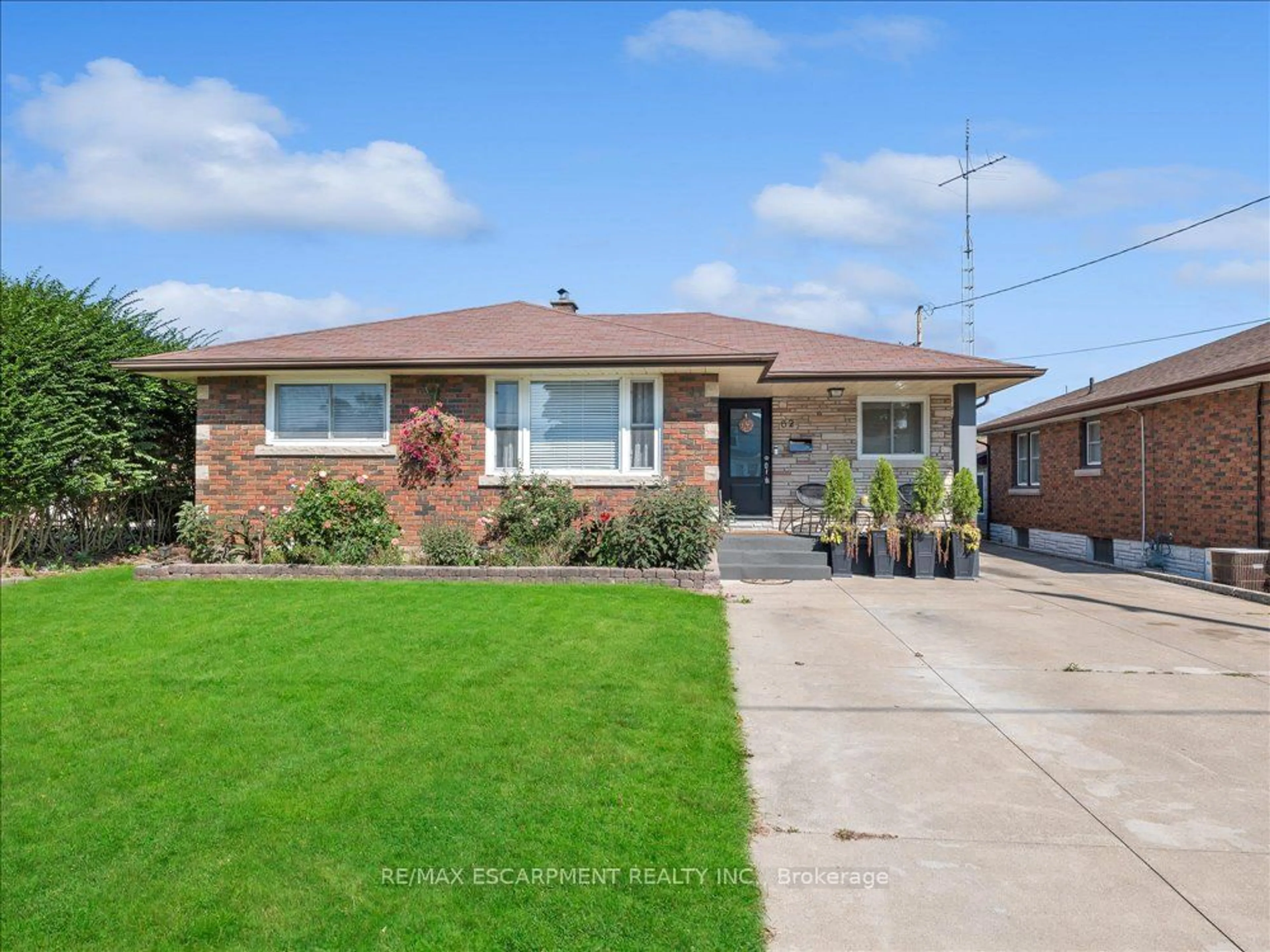 Home with brick exterior material for 62 Richmond St, Thorold Ontario L2V 3H1