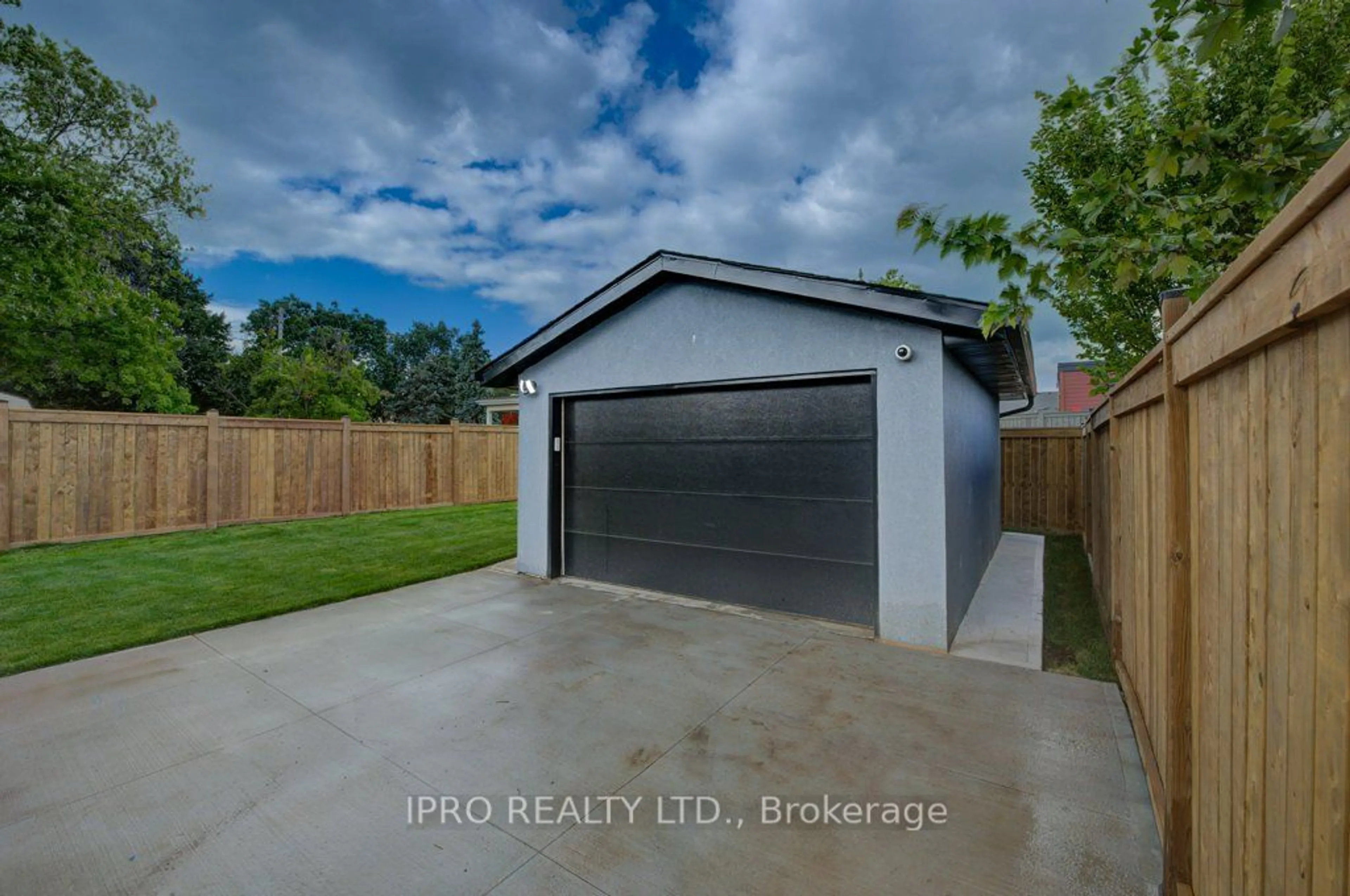 Indoor garage, cement floor for 4392 Ontario St, Lincoln Ontario L0R 1B0