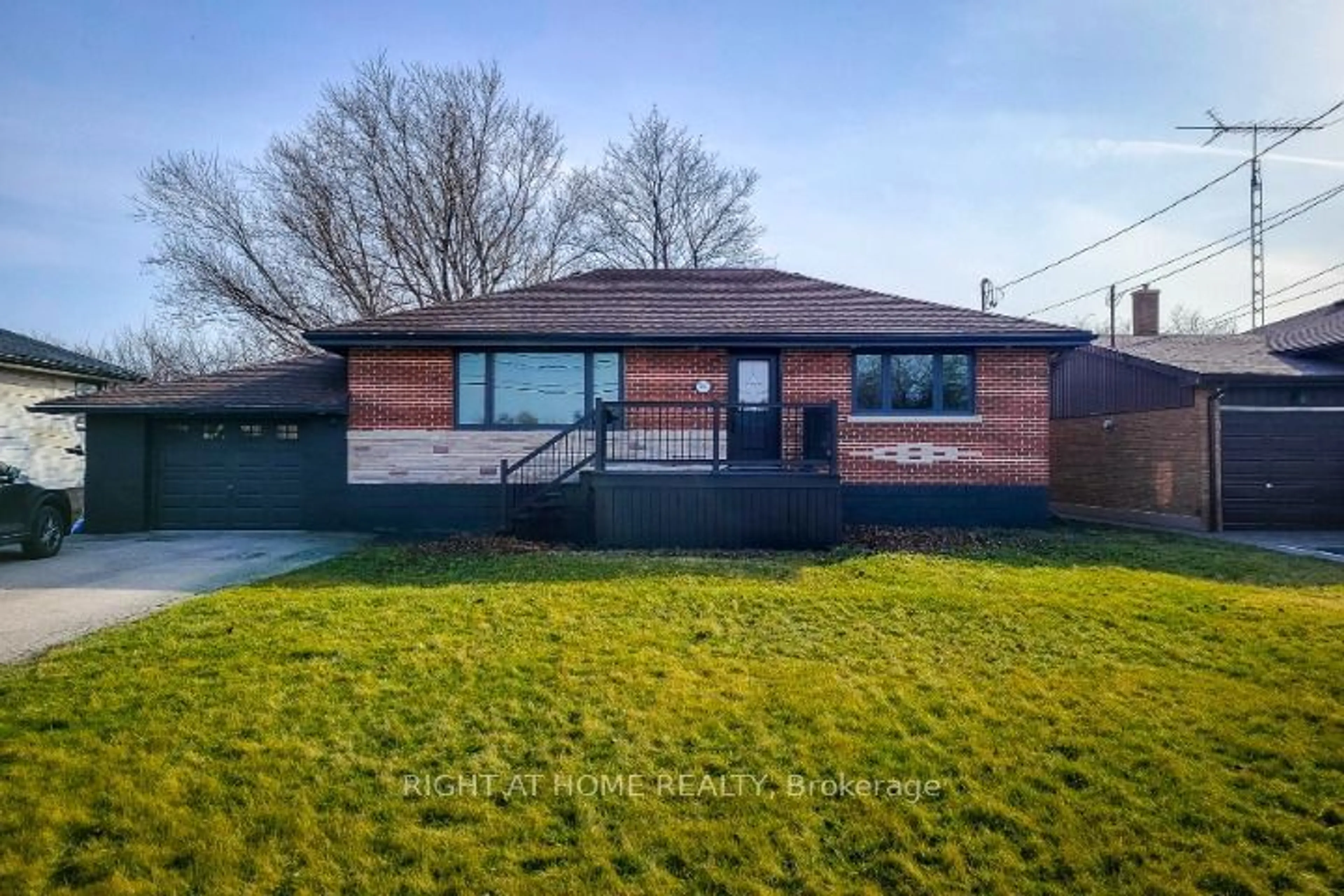 Home with brick exterior material for 996 Barton St, Hamilton Ontario L8E 5H3