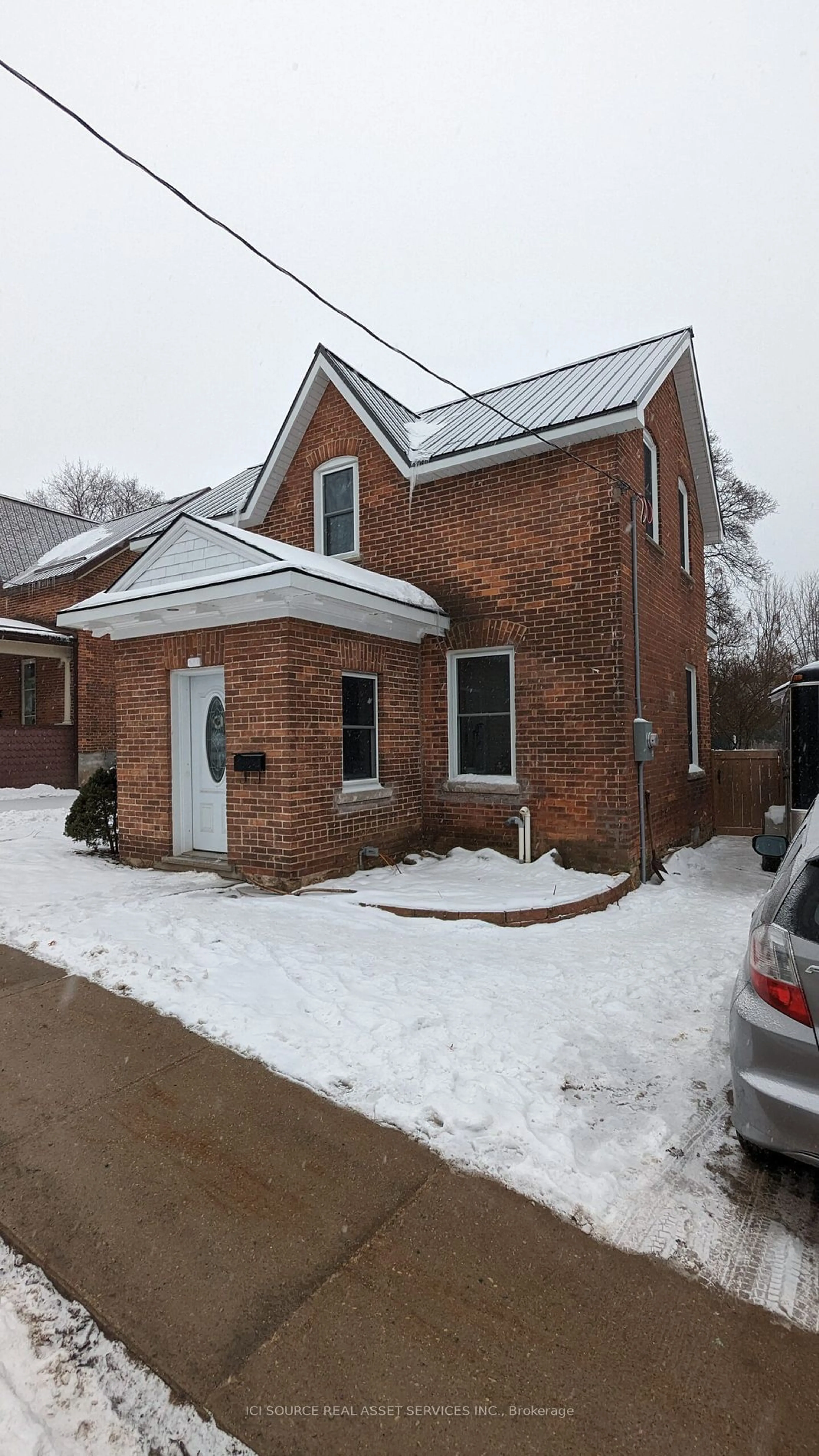 Frontside or backside of a home for 657 8th St, Owen Sound Ontario N4K 1L7
