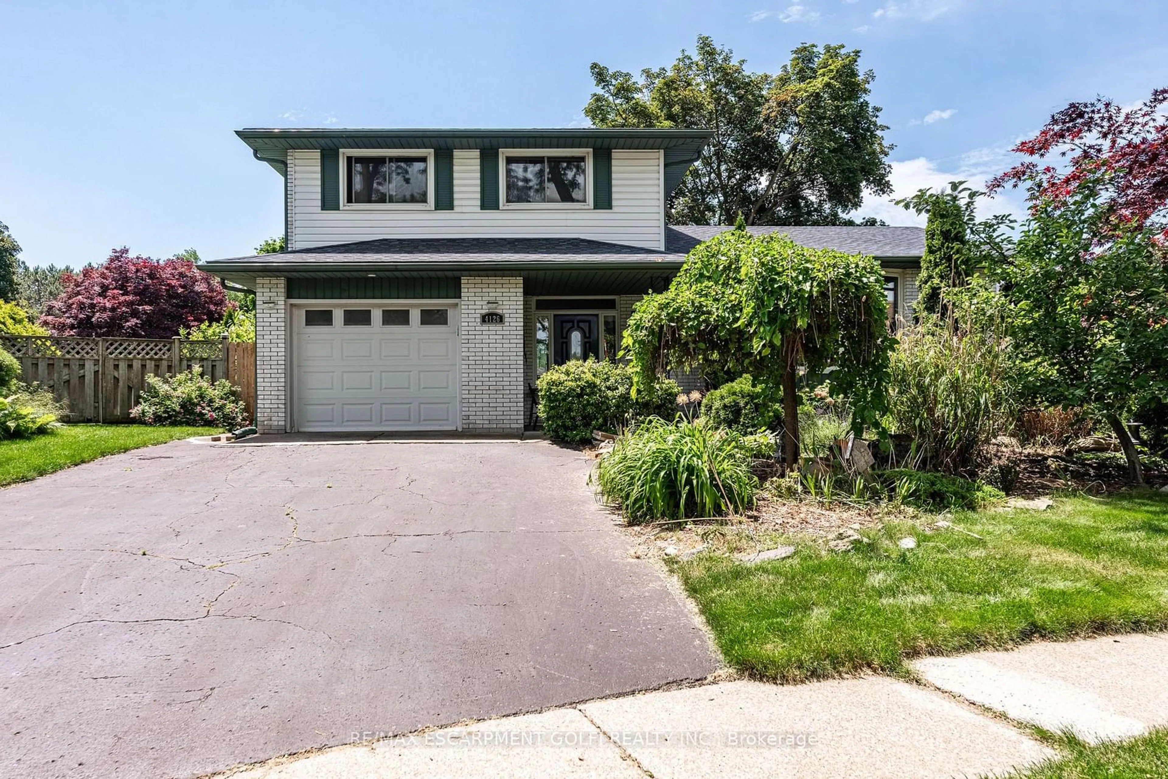 Frontside or backside of a home for 4126 London Crt, Niagara Falls Ontario L2E 6K2