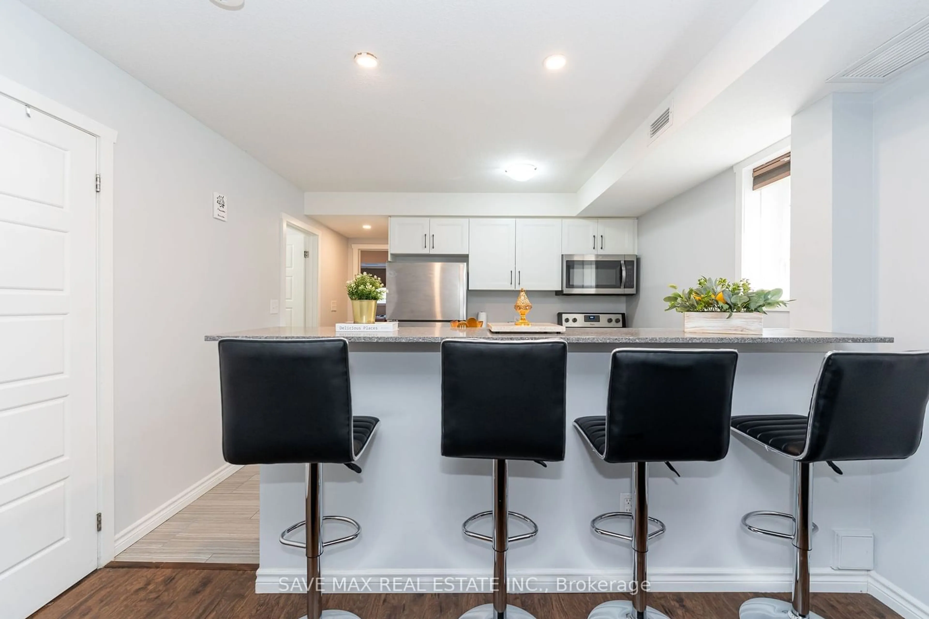 Contemporary kitchen for 190 Century Hill Dr #B12, Kitchener Ontario N2E 0G9