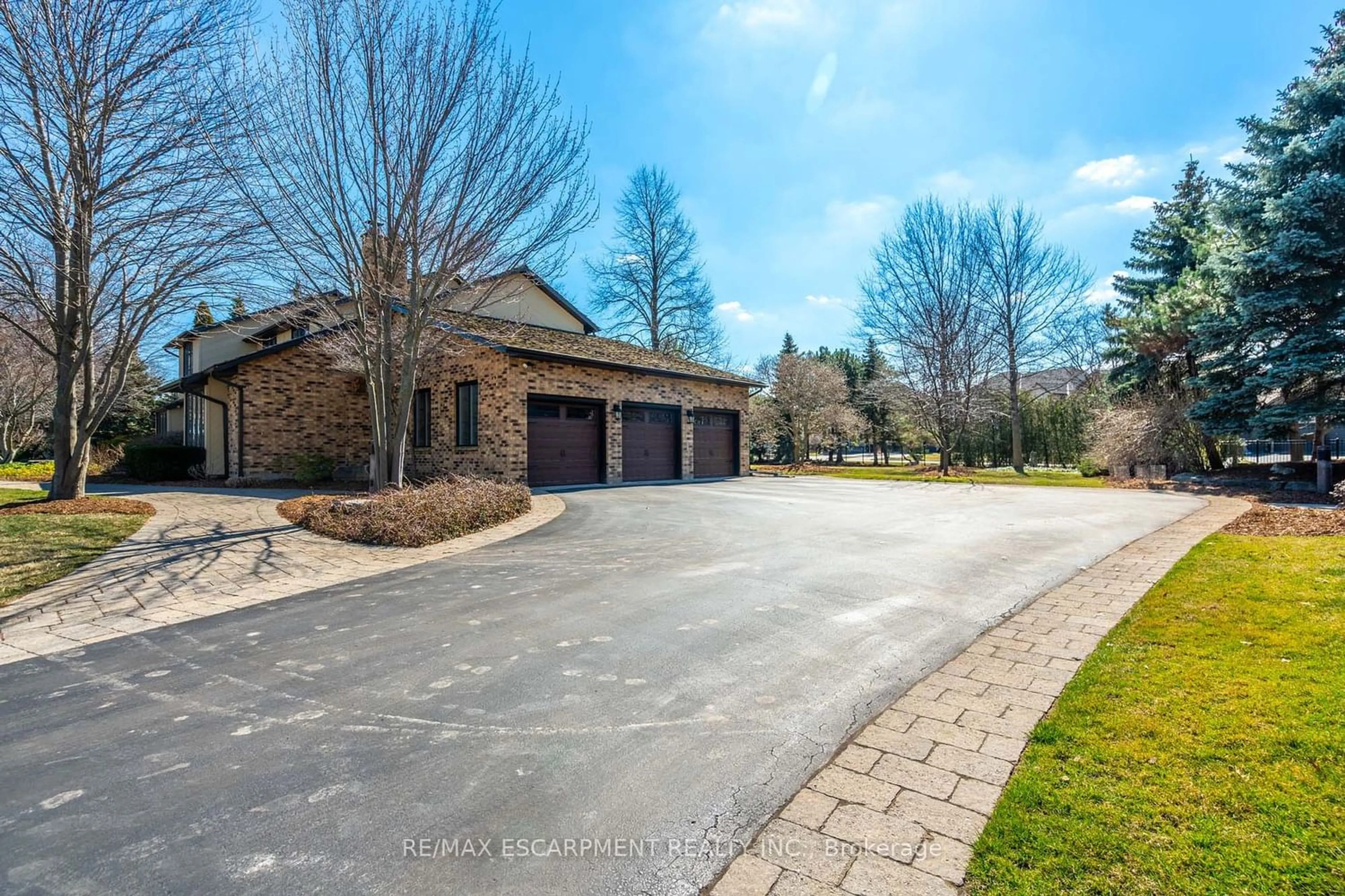 Frontside or backside of a home for 8 Lochside Dr, Hamilton Ontario L8E 5T6