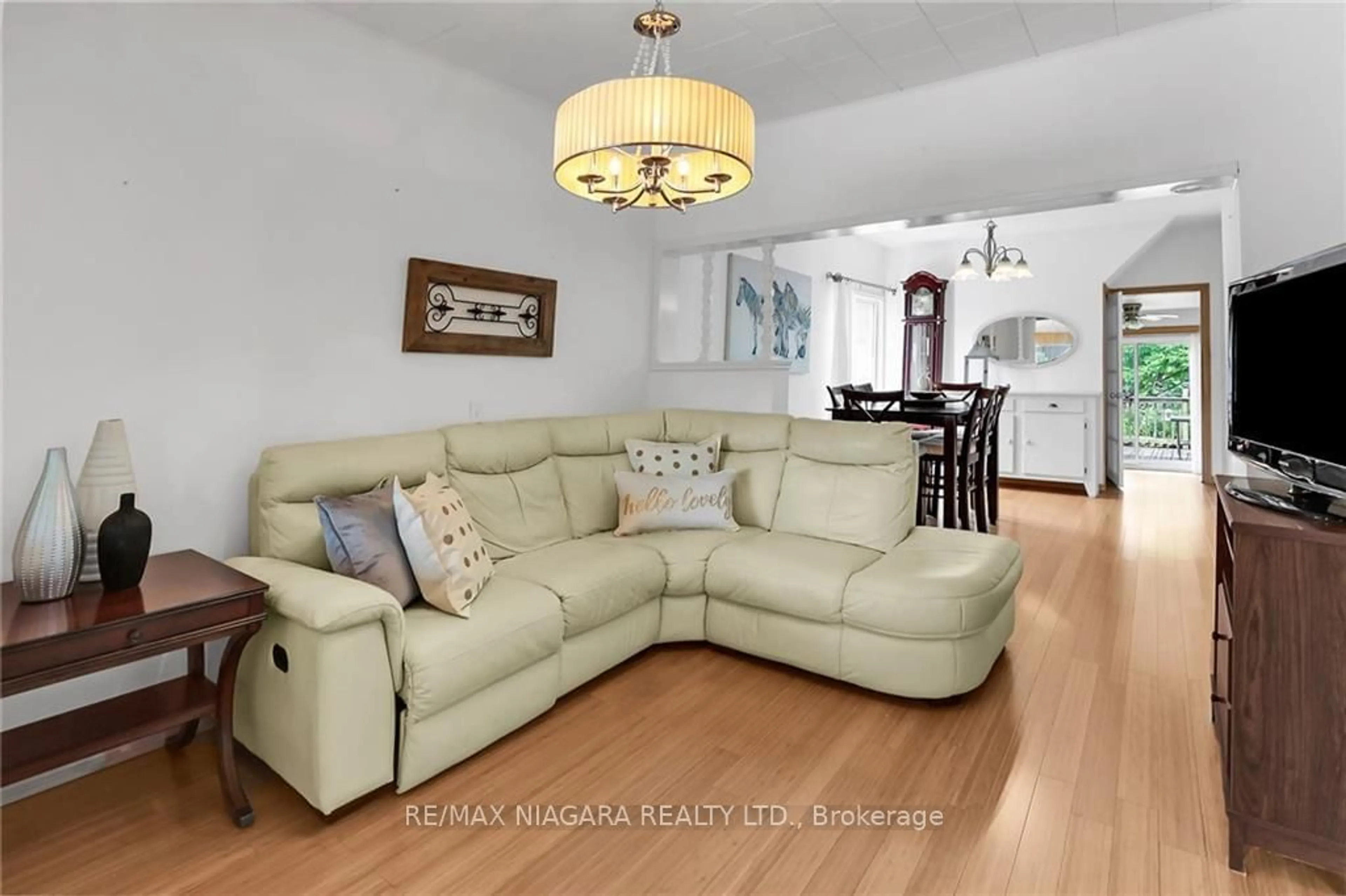Living room for 5641 Desson Ave, Niagara Falls Ontario L2G 3T3