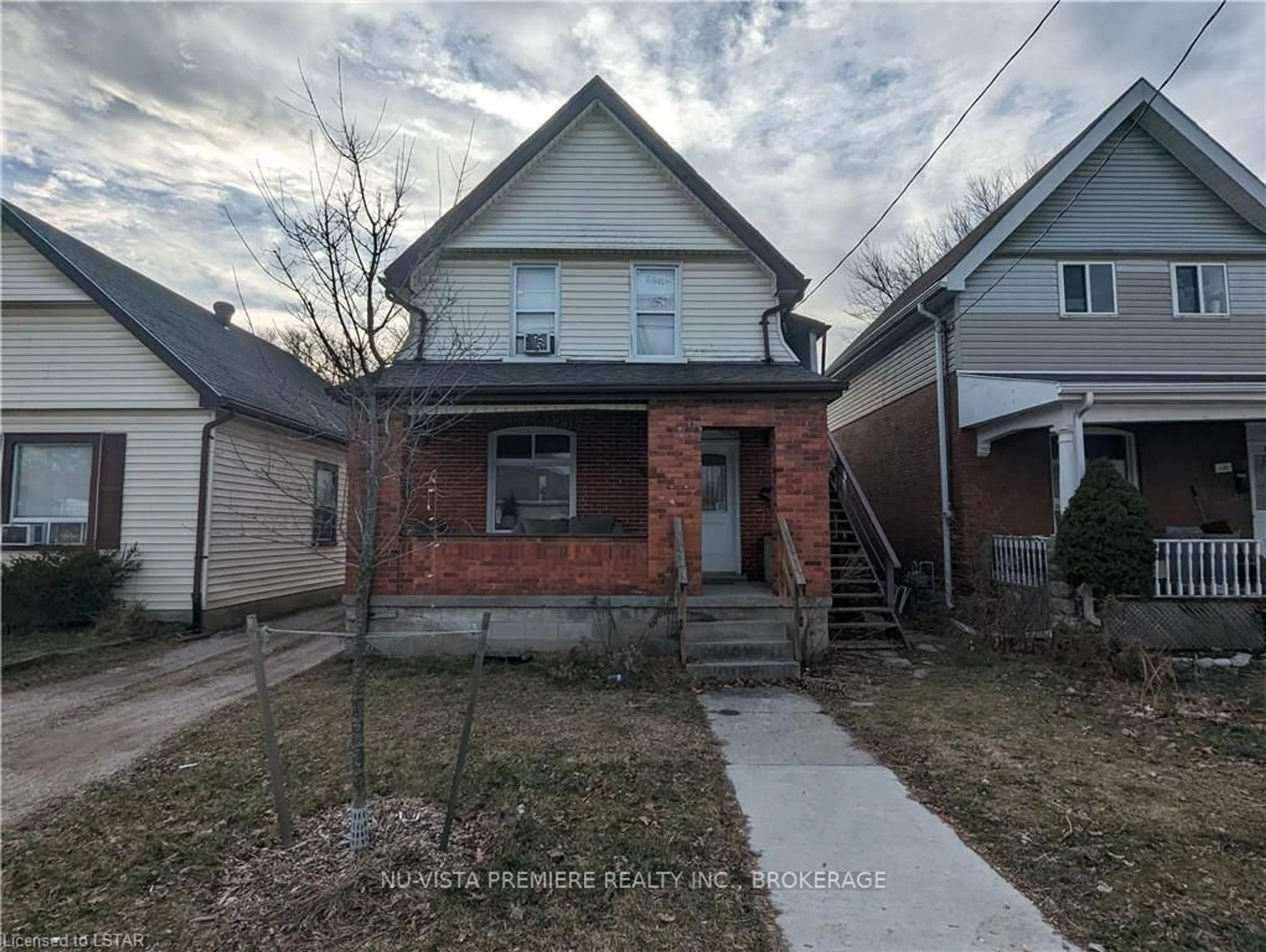 Frontside or backside of a home for 131 Sackville St, London Ontario N5Z 2E5