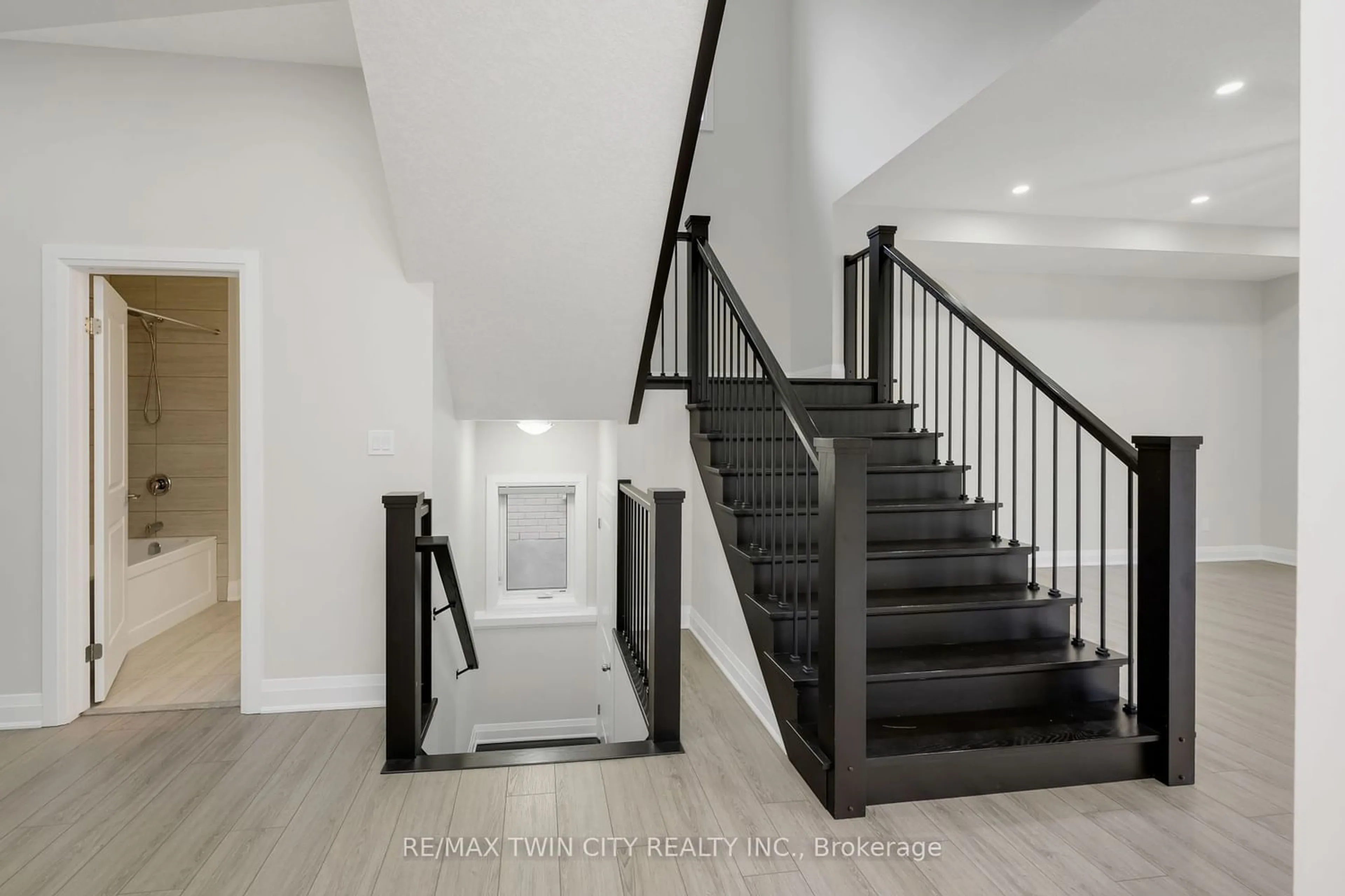 Stairs for 574 Bridgemill Cres, Kitchener Ontario N2A 0K3
