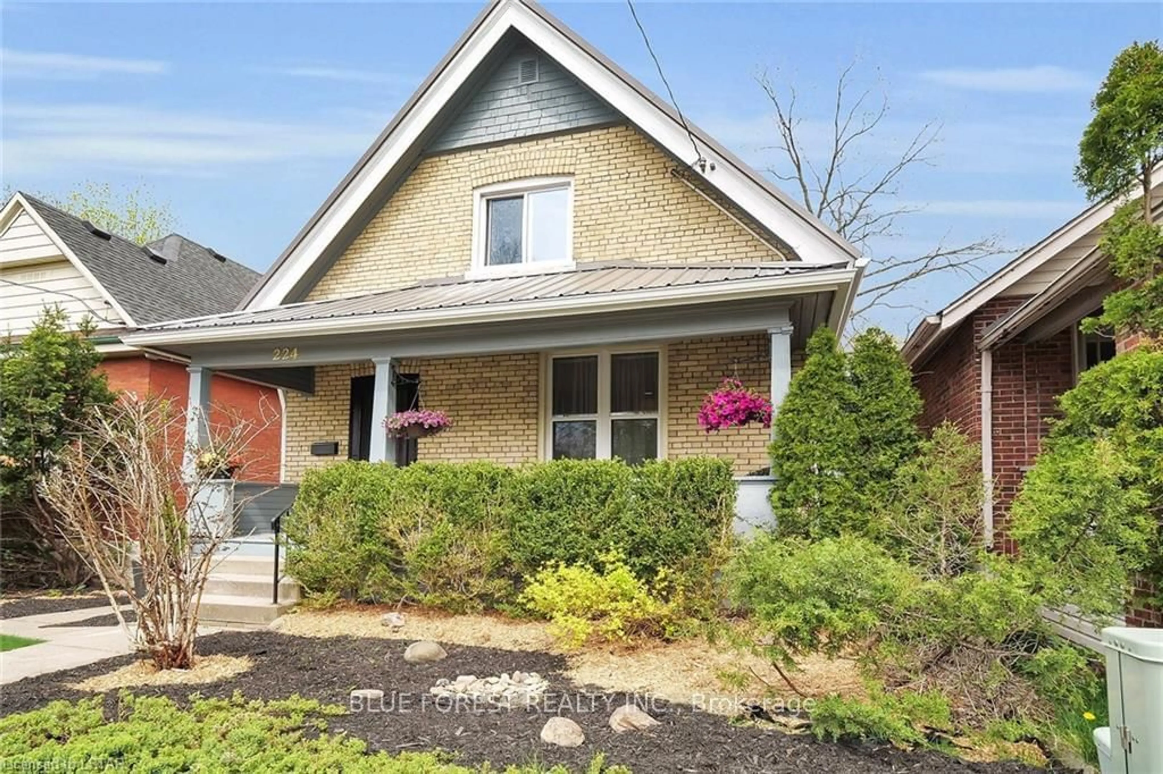 Frontside or backside of a home for 224 Raymond Ave, London Ontario N6A 2N1