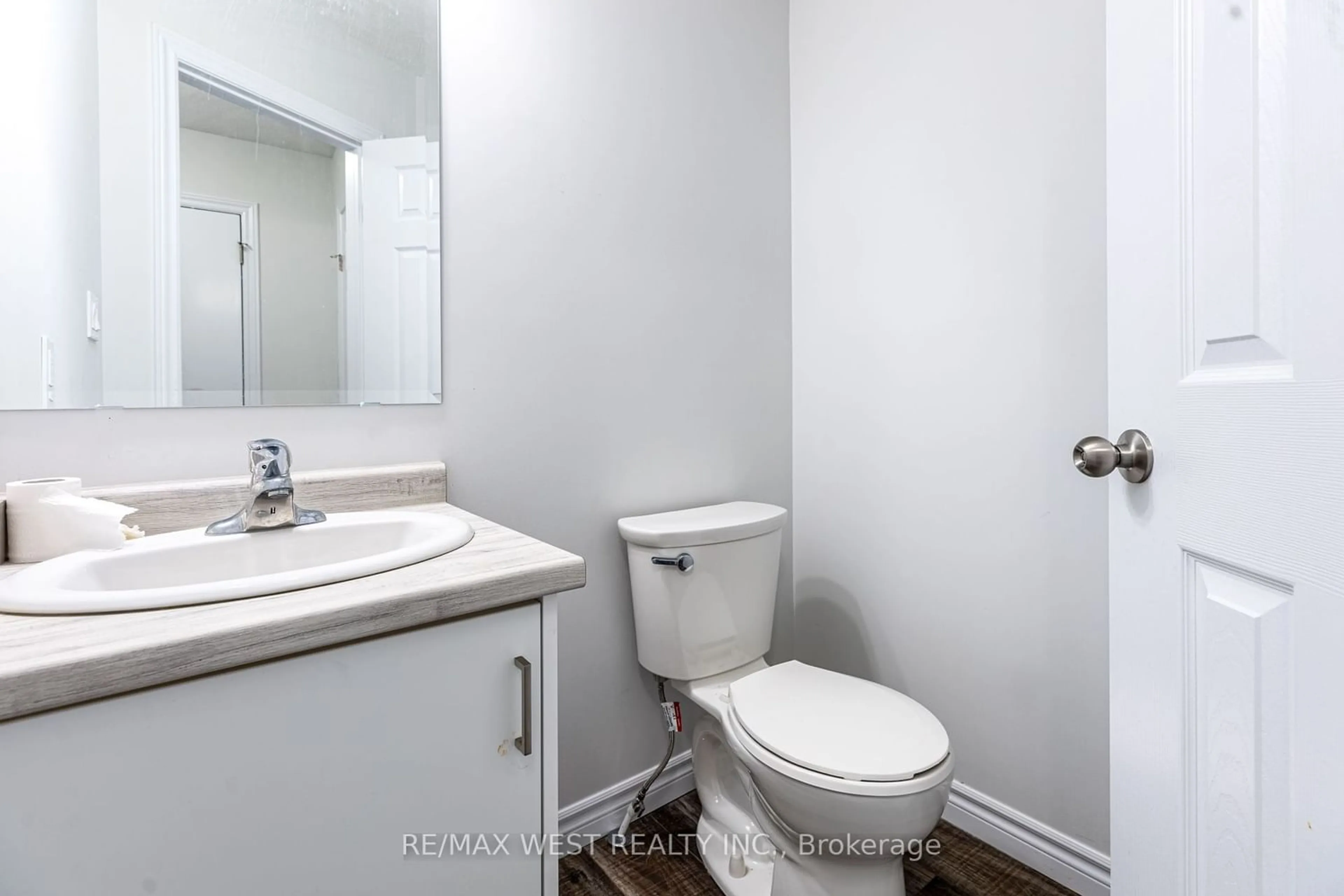 Standard bathroom for 2958 Turner Cres, London Ontario N6M 0A1