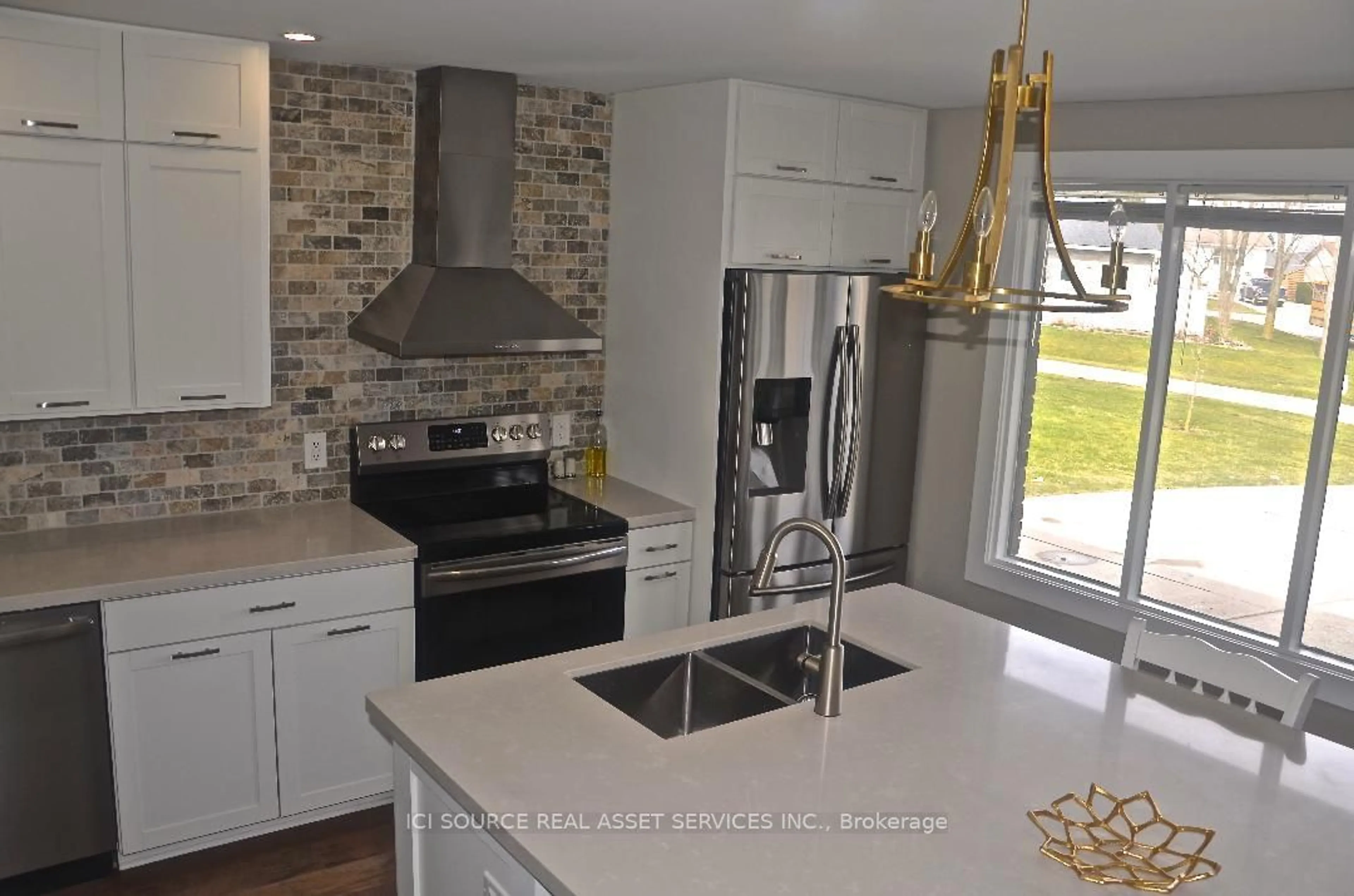 Contemporary kitchen for 594 Mcgregor Pl, Warwick Ontario N0M 2S0