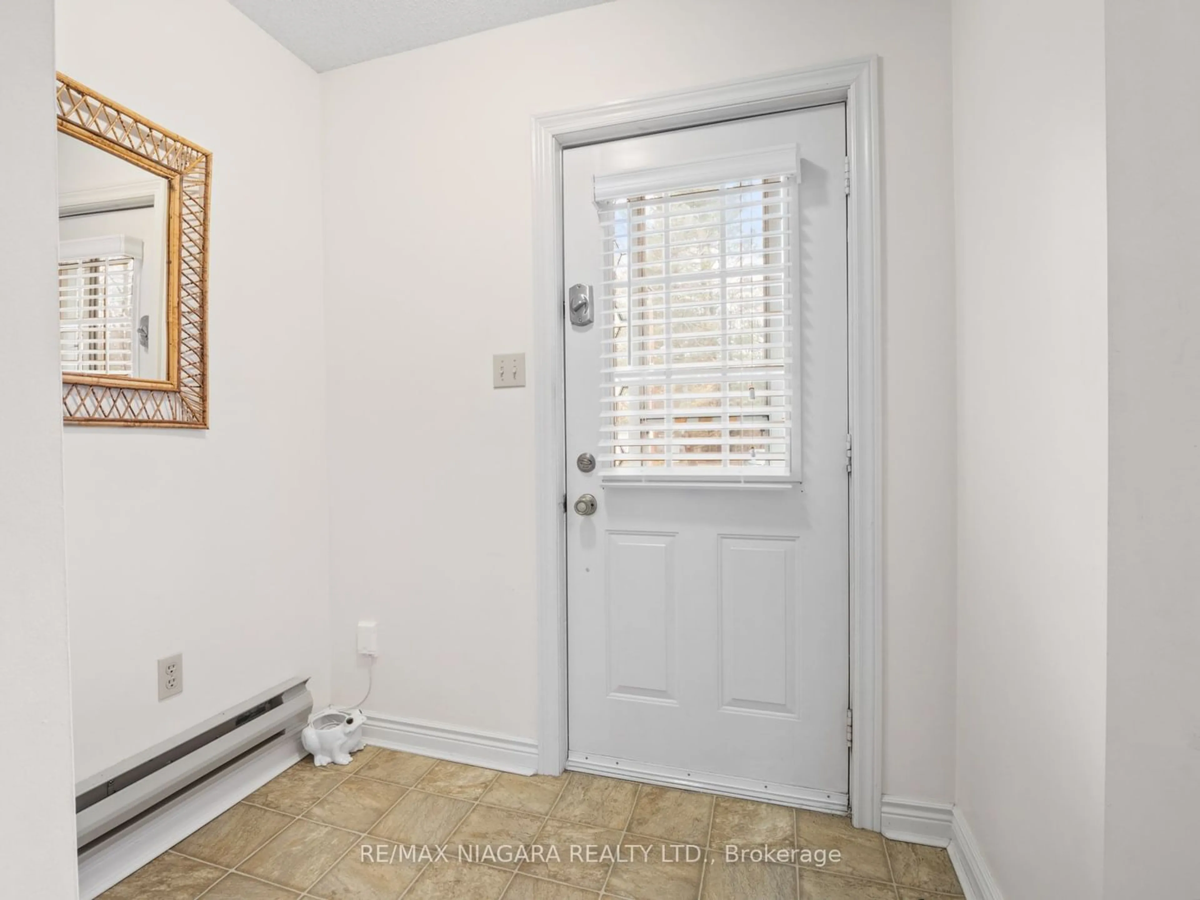 Indoor entryway, wood floors for 378 Willowood Ave, Fort Erie Ontario L0S 1B0