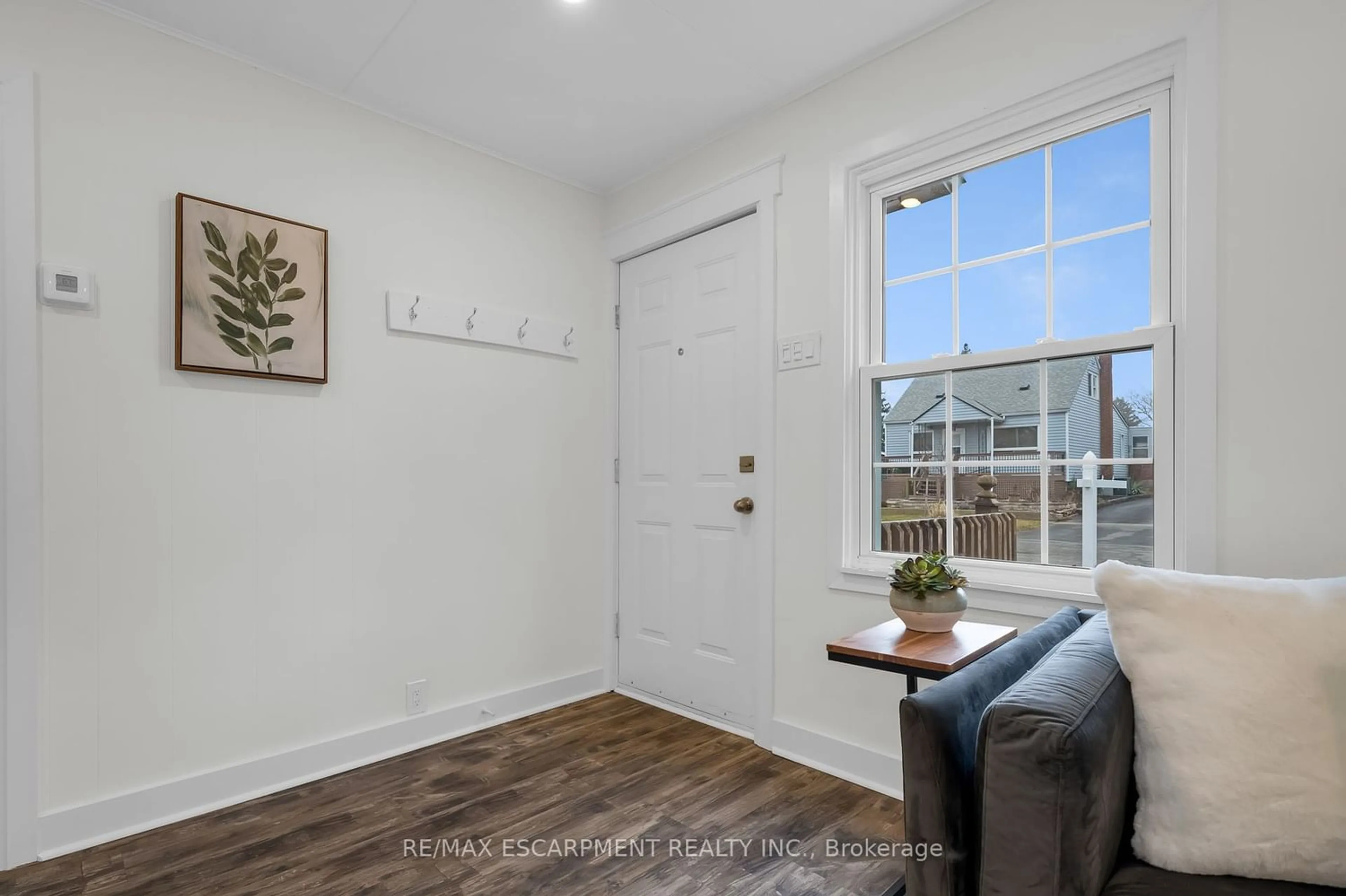 Indoor entryway for 15 Shakespeare Ave, St. Catharines Ontario L2R 6M7
