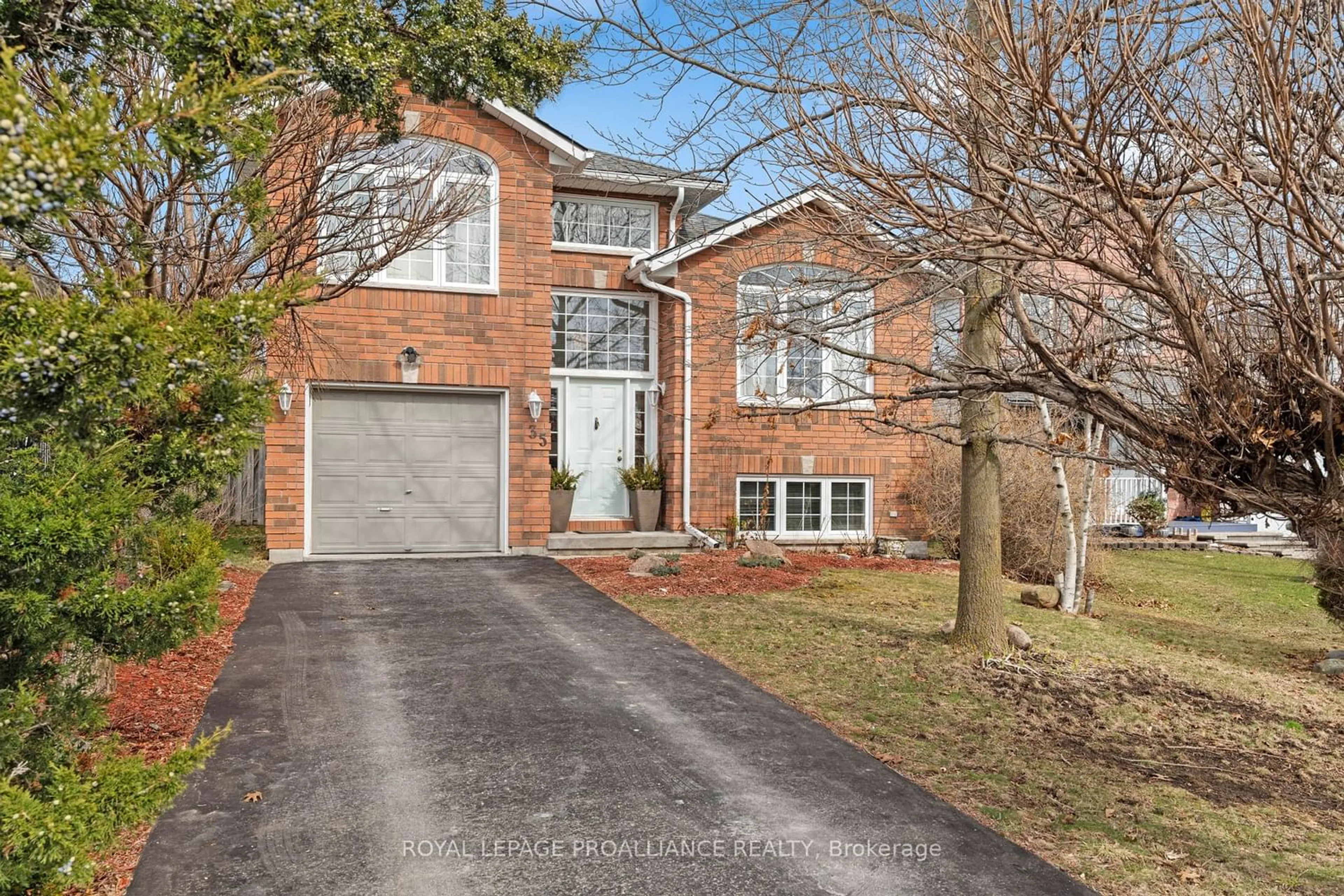 Home with brick exterior material for 35 Moira Lea Crt, Belleville Ontario K8N 4Z5