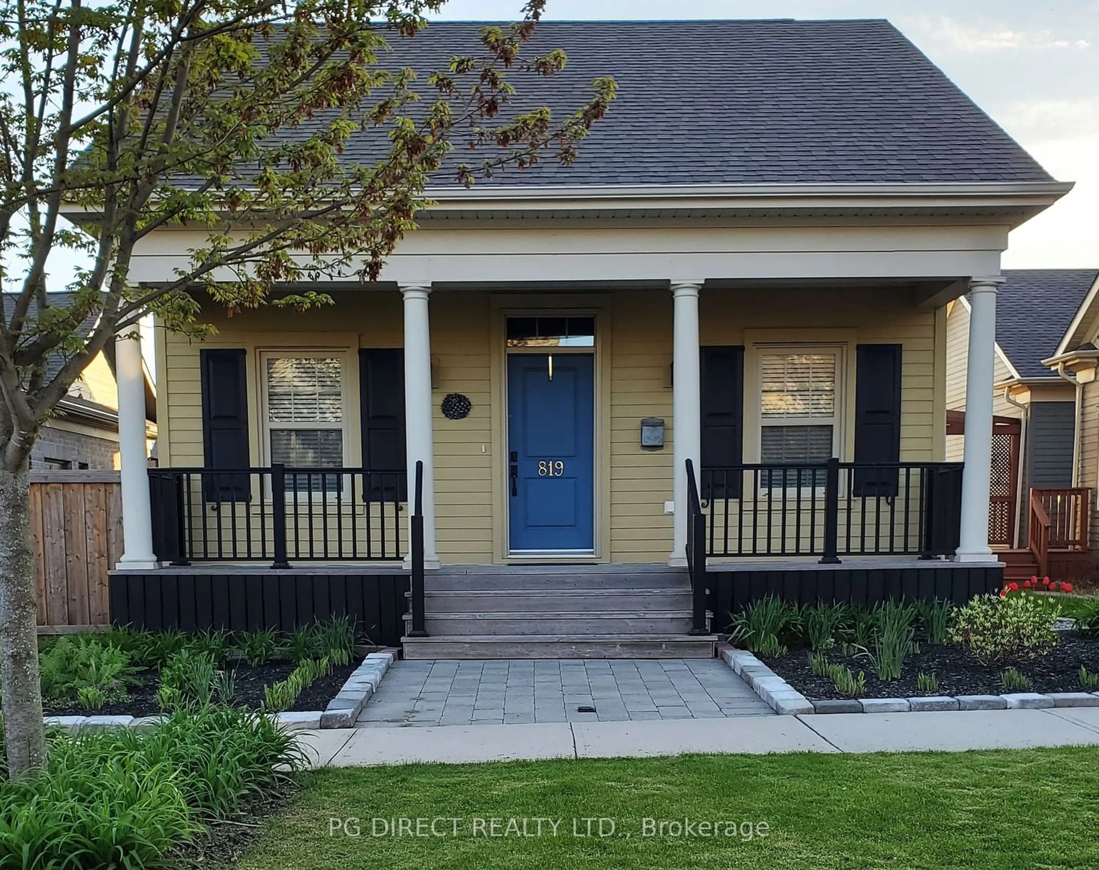 Indoor entryway for 819 Smith Rd, Cobourg Ontario K9A 0B7