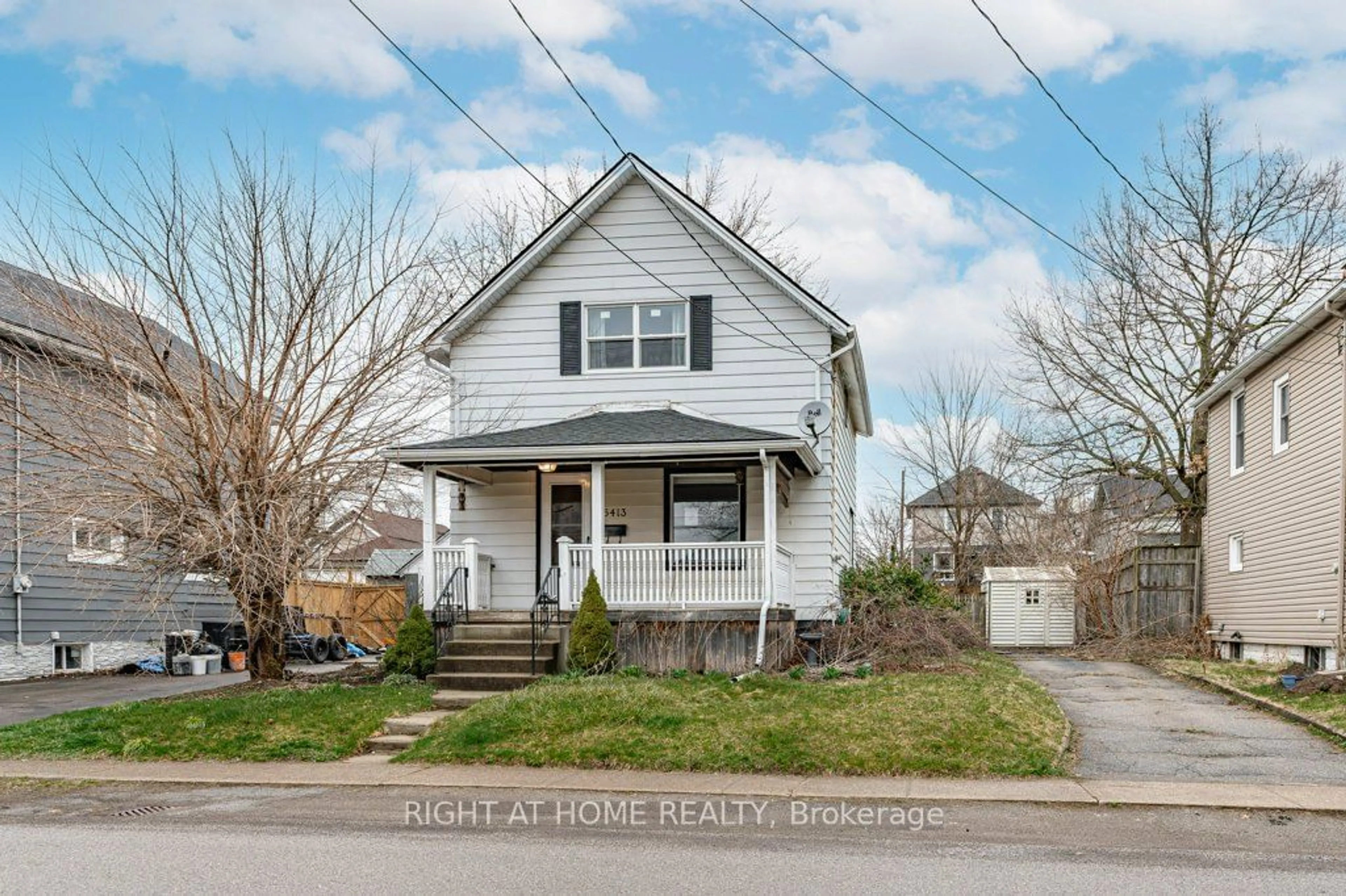 Frontside or backside of a home for 6413 Barker St, Niagara Falls Ontario L2G 1Y6