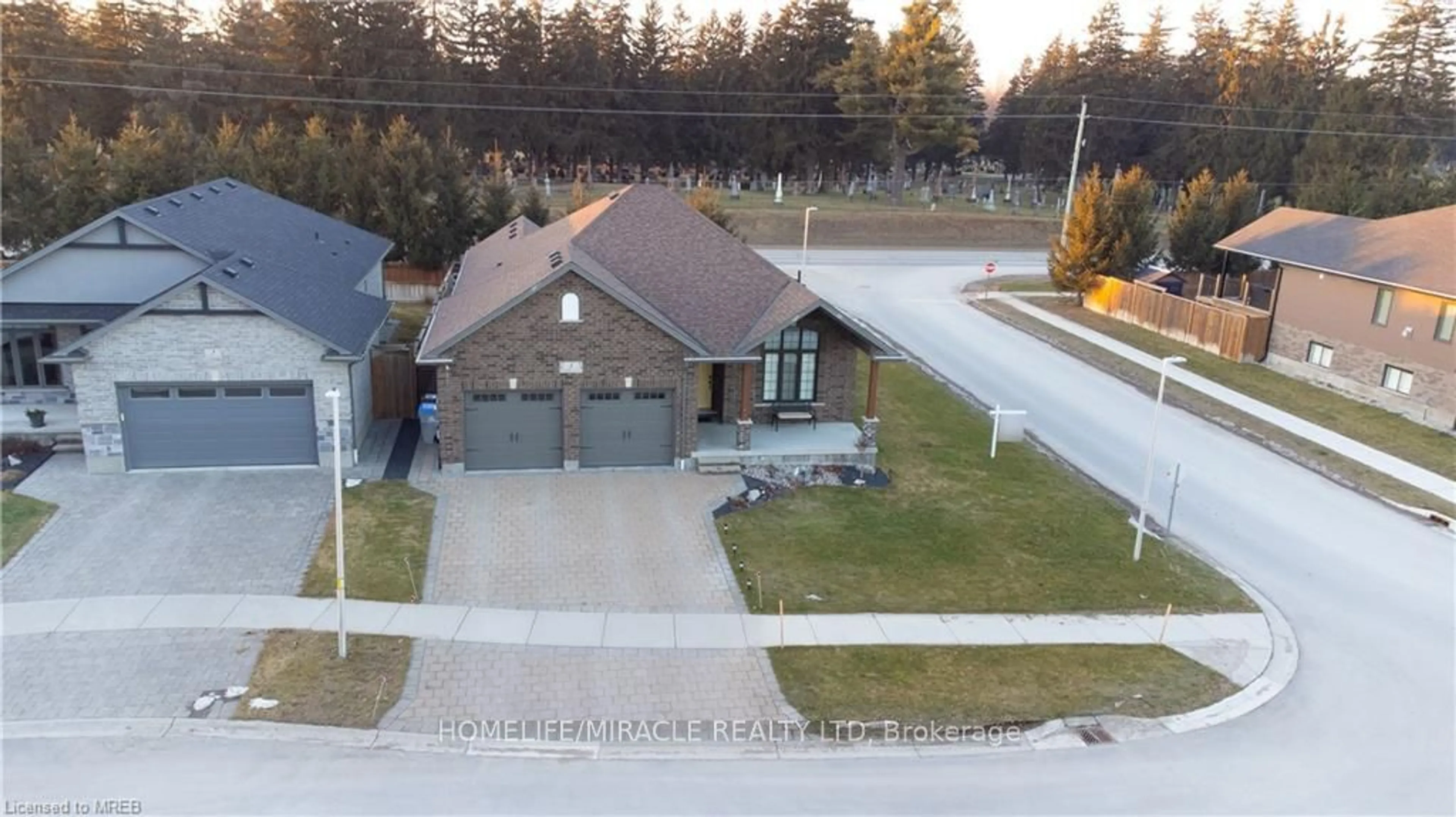 Frontside or backside of a home for 1 Drake Crt, Strathroy-Caradoc Ontario N7G 0E1