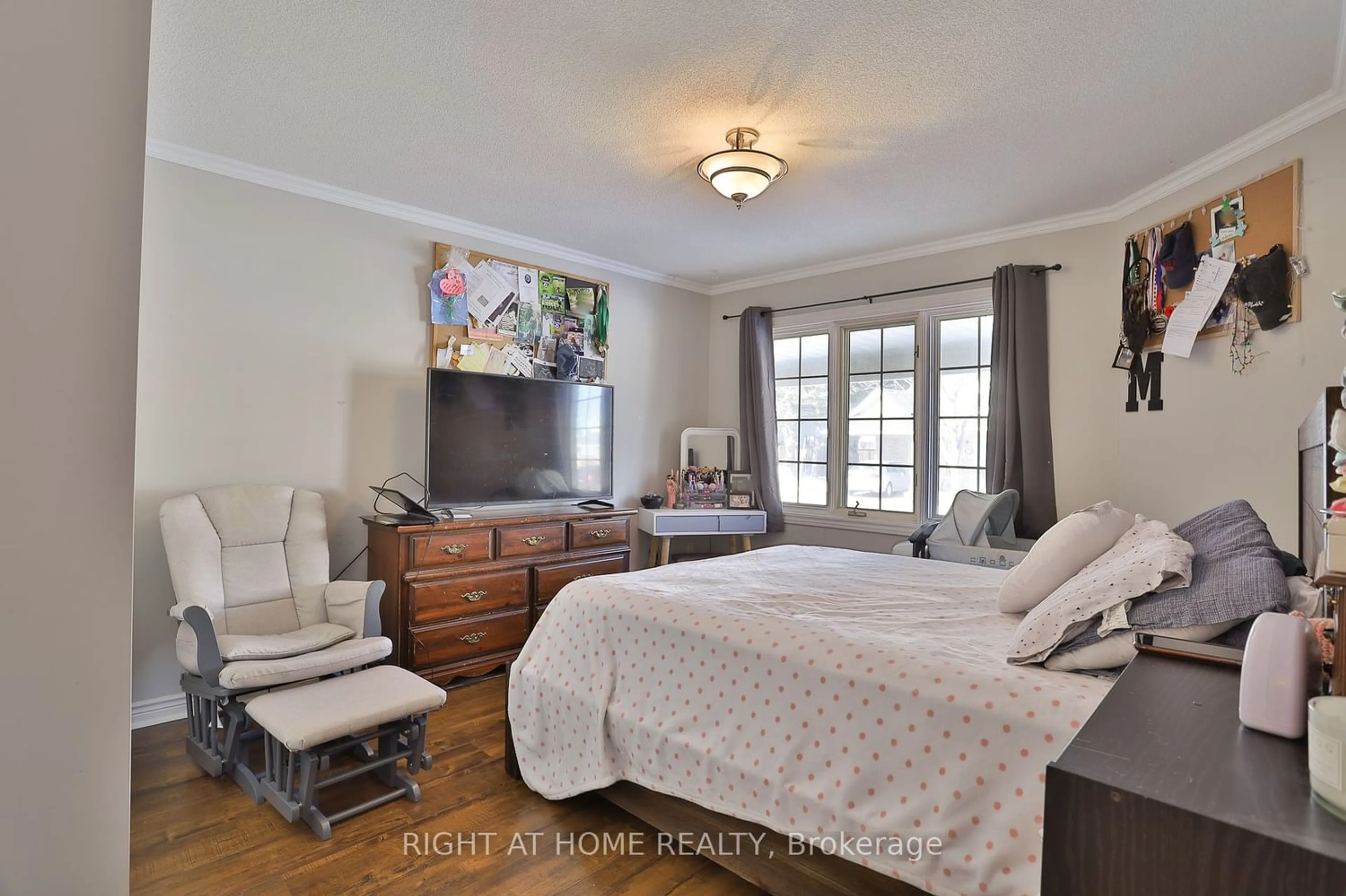 A pic of a room for 9 Wentworth Dr #9, Grimsby Ontario L3M 5H9