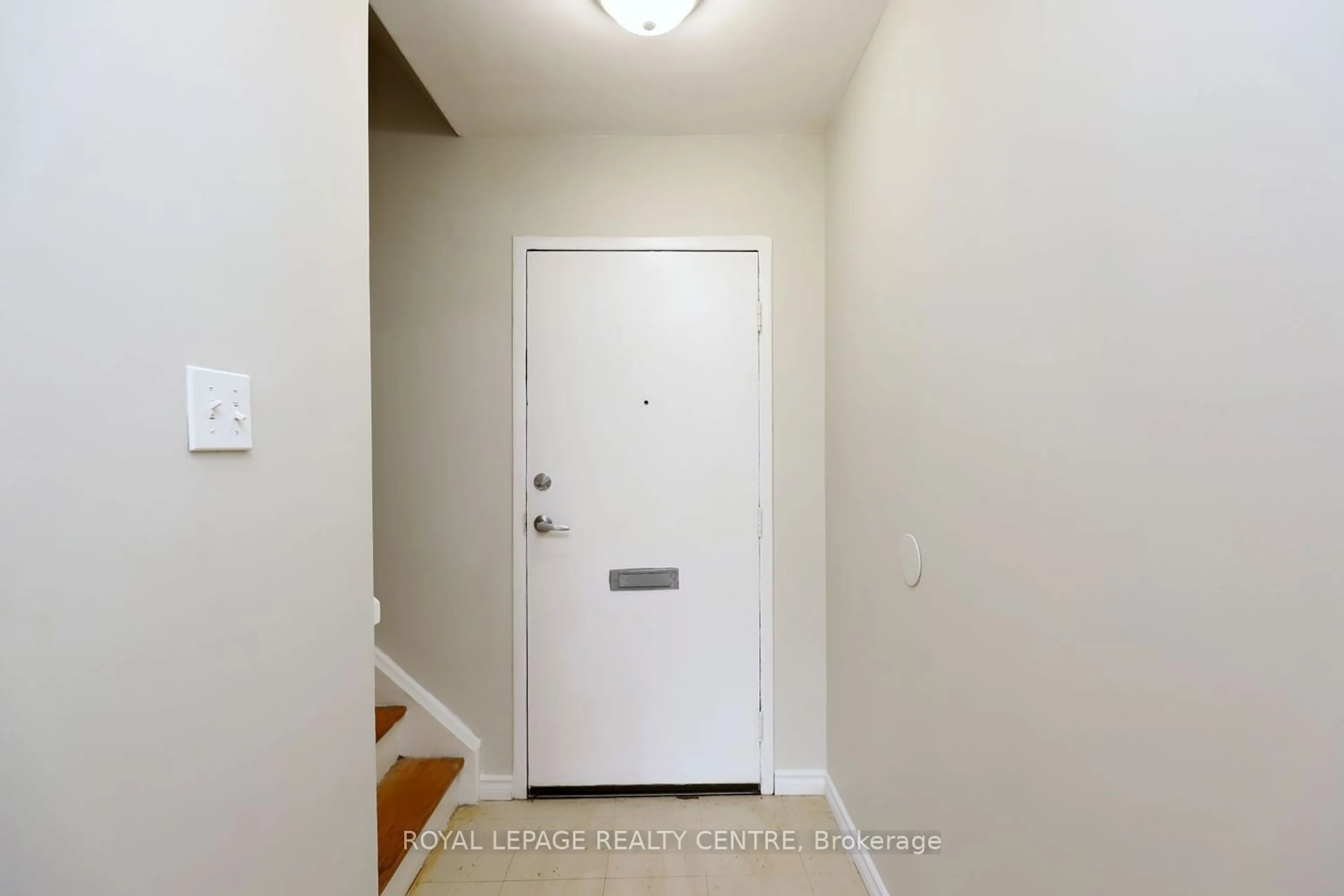 Indoor entryway for 17 Old Pine Tr #171, St. Catharines Ontario L2M 6P9