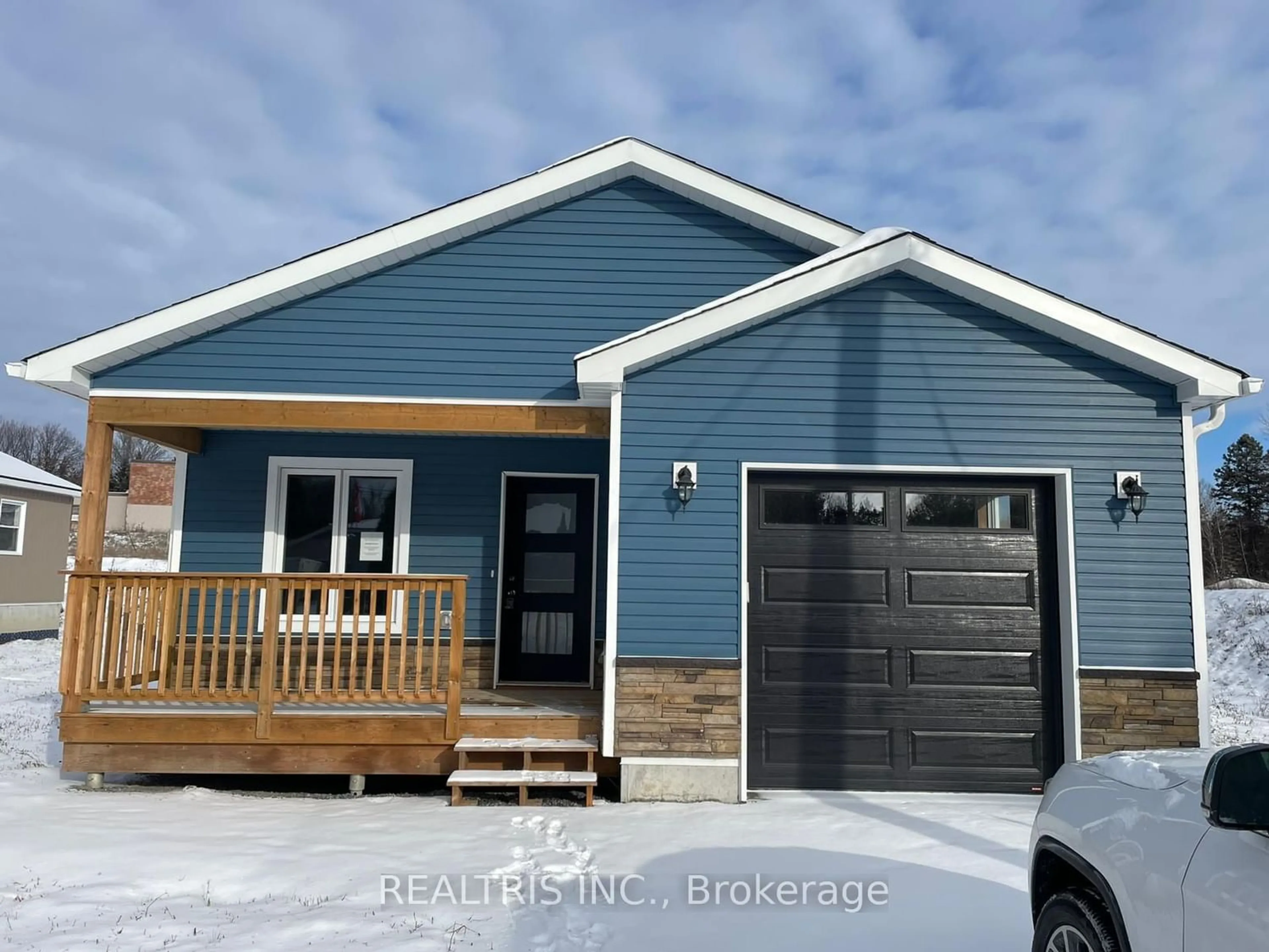 Home with vinyl exterior material for 150 Patricia St, Sudbury Remote Area Ontario P3Y 1A1