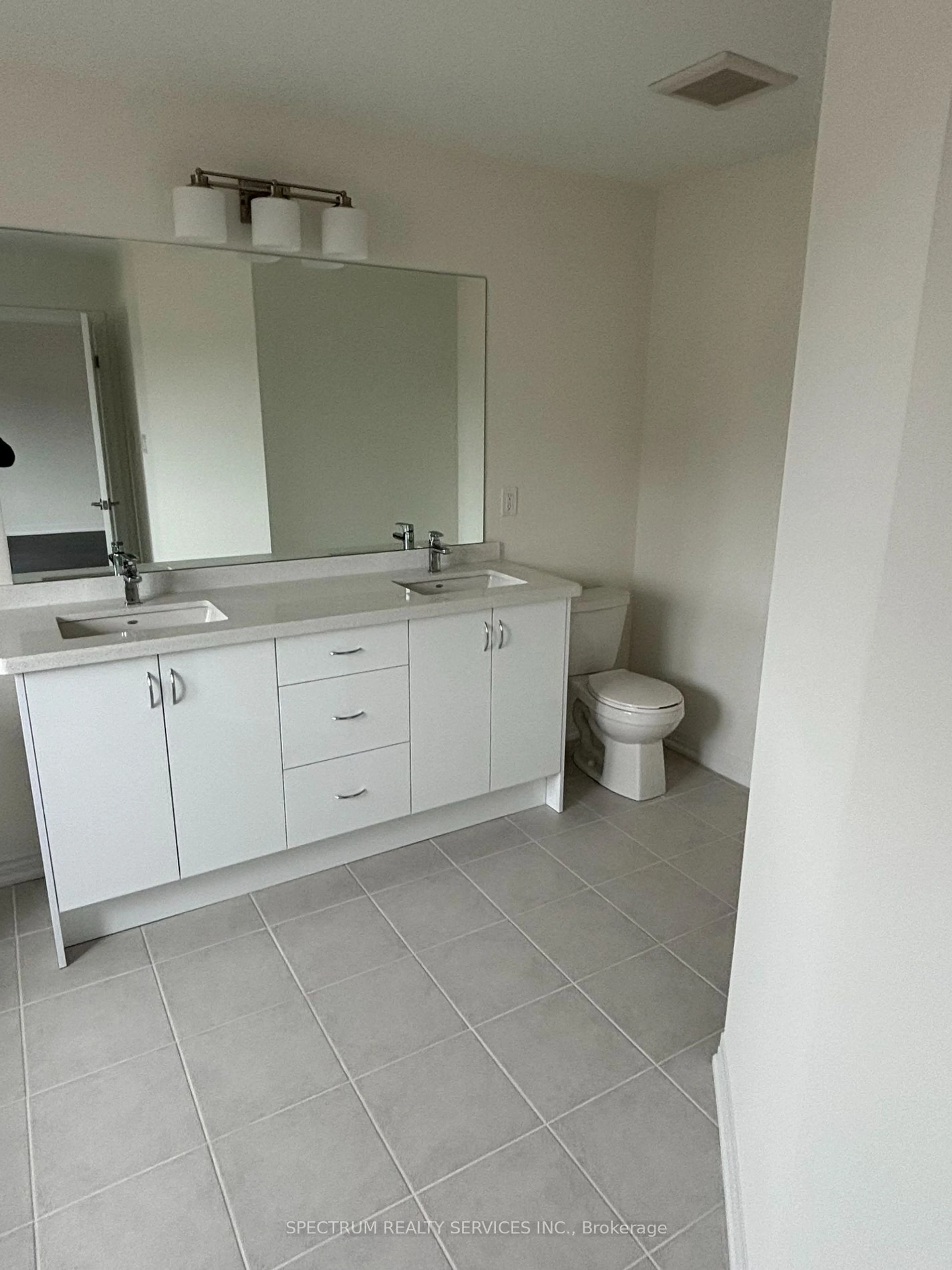 Standard bathroom for 6 Ingalls Ave, Brantford Ontario N3V 0B7