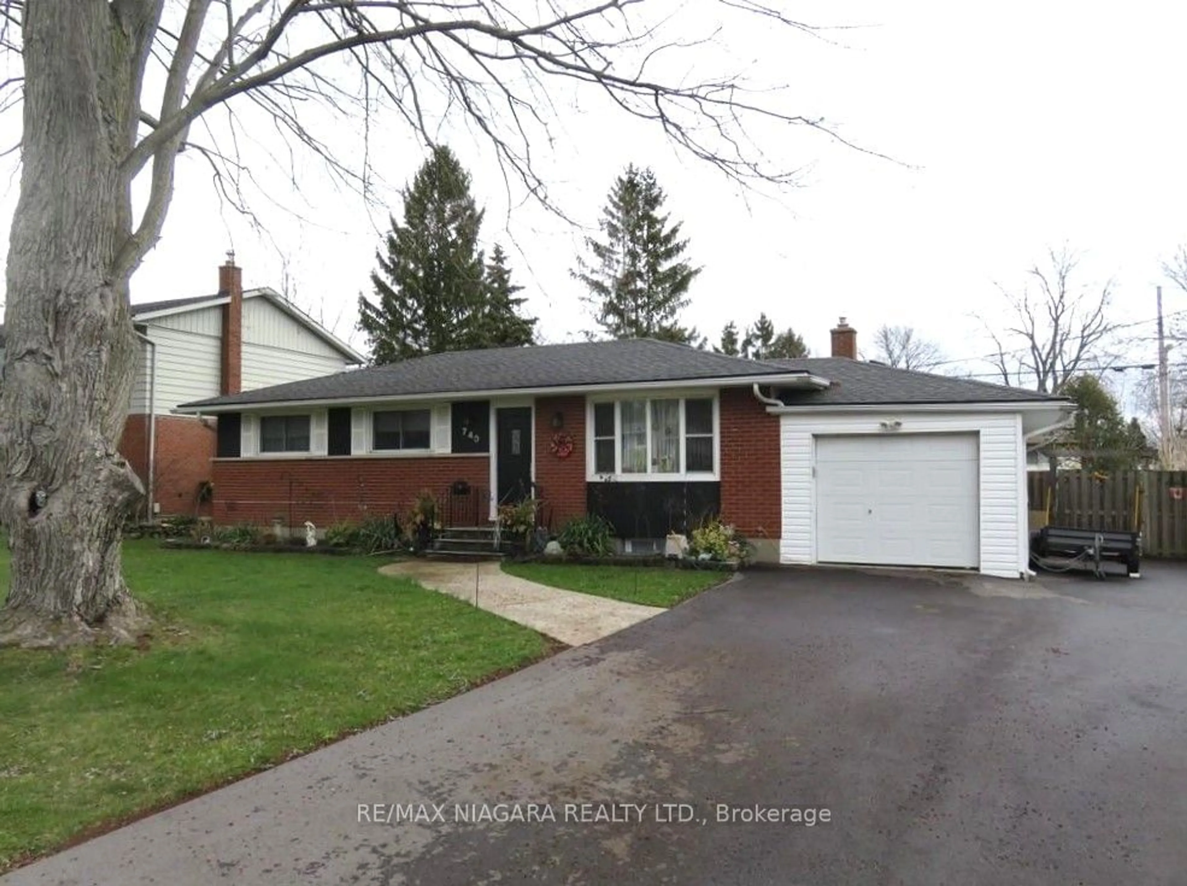 Frontside or backside of a home for 740 Ferndale Ave, Fort Erie Ontario L2A 5E2