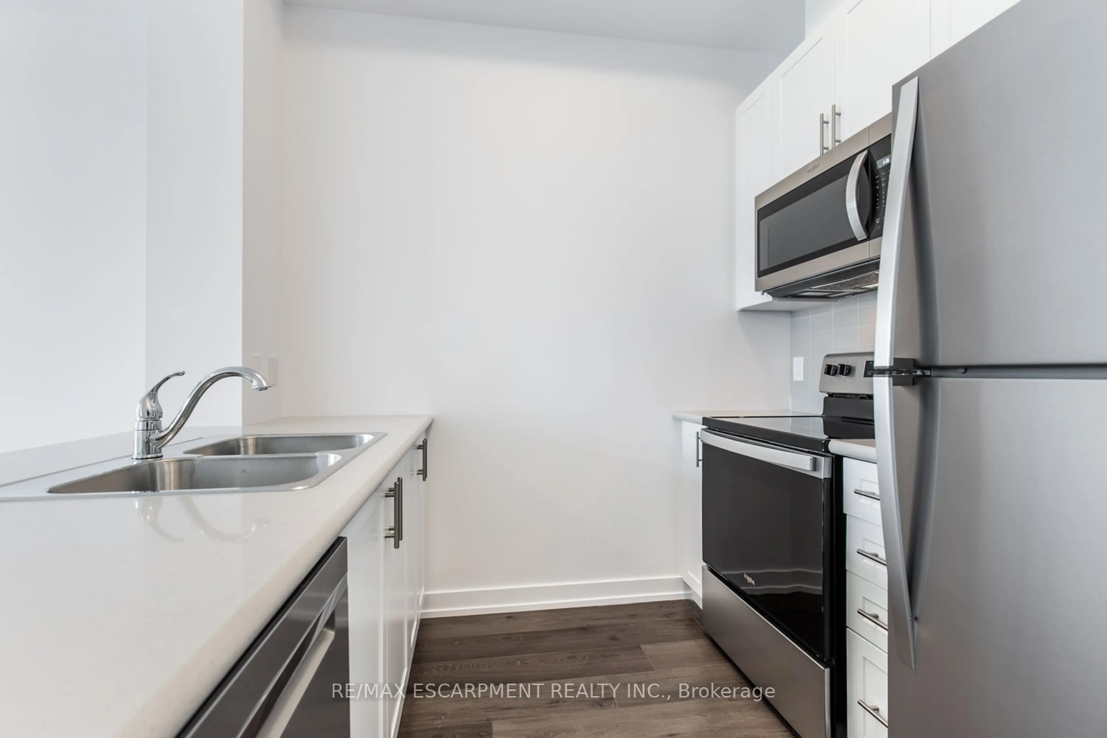 Standard kitchen for 5055 Greenlane Rd #617, Lincoln Ontario L0R 1B3