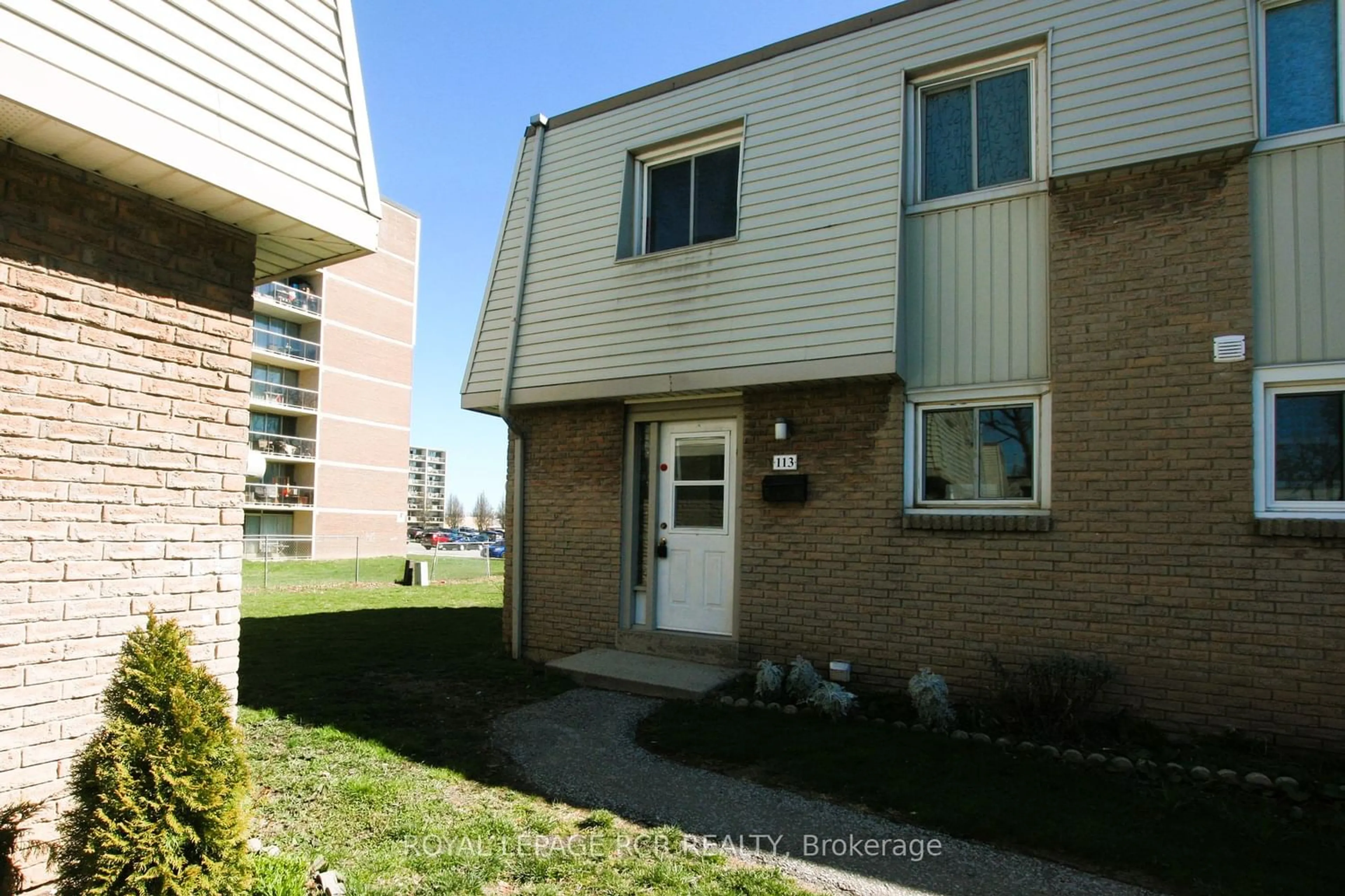 A pic from exterior of the house or condo for 17 Old Pine Tr #113, St. Catharines Ontario L2M 6P9